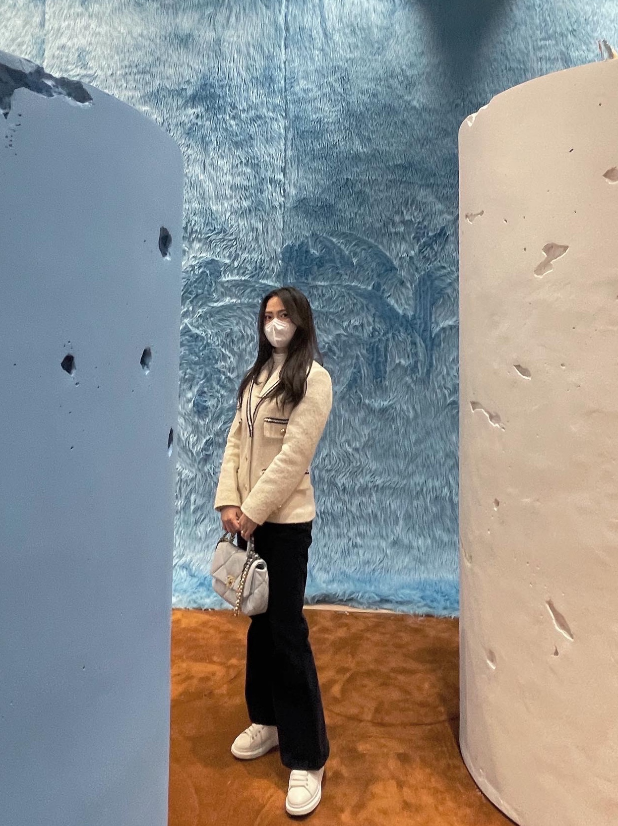 Chanel Medium 19 Handbag Lambskin & Gold Beige, Alexander McQueen Oversized Sneakers White Grey 착용 스타일 - 1