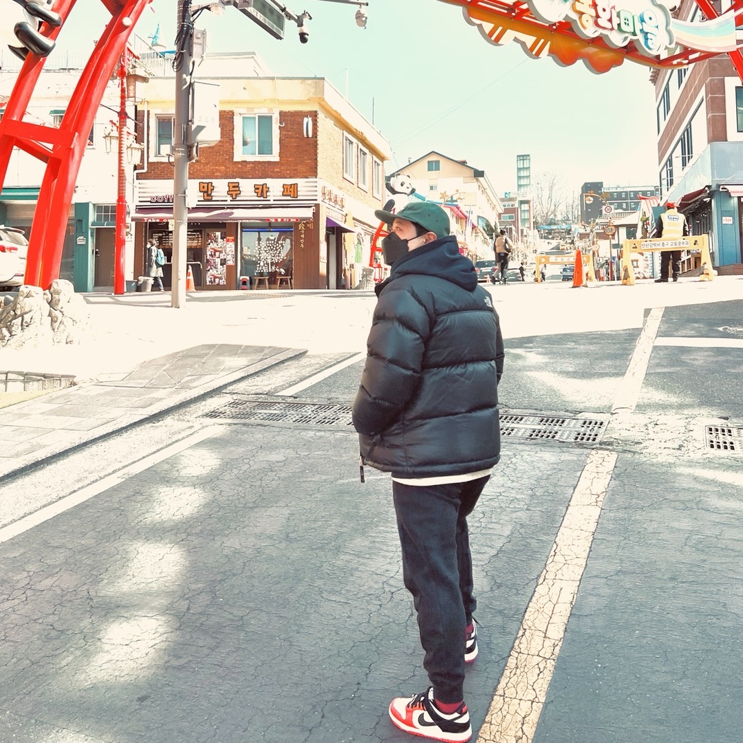 (GS) Nike x NBA Dunk Low Black and Chile Red, The North Face 1996 Eco Nuptse Jacket Black 착용 스타일
