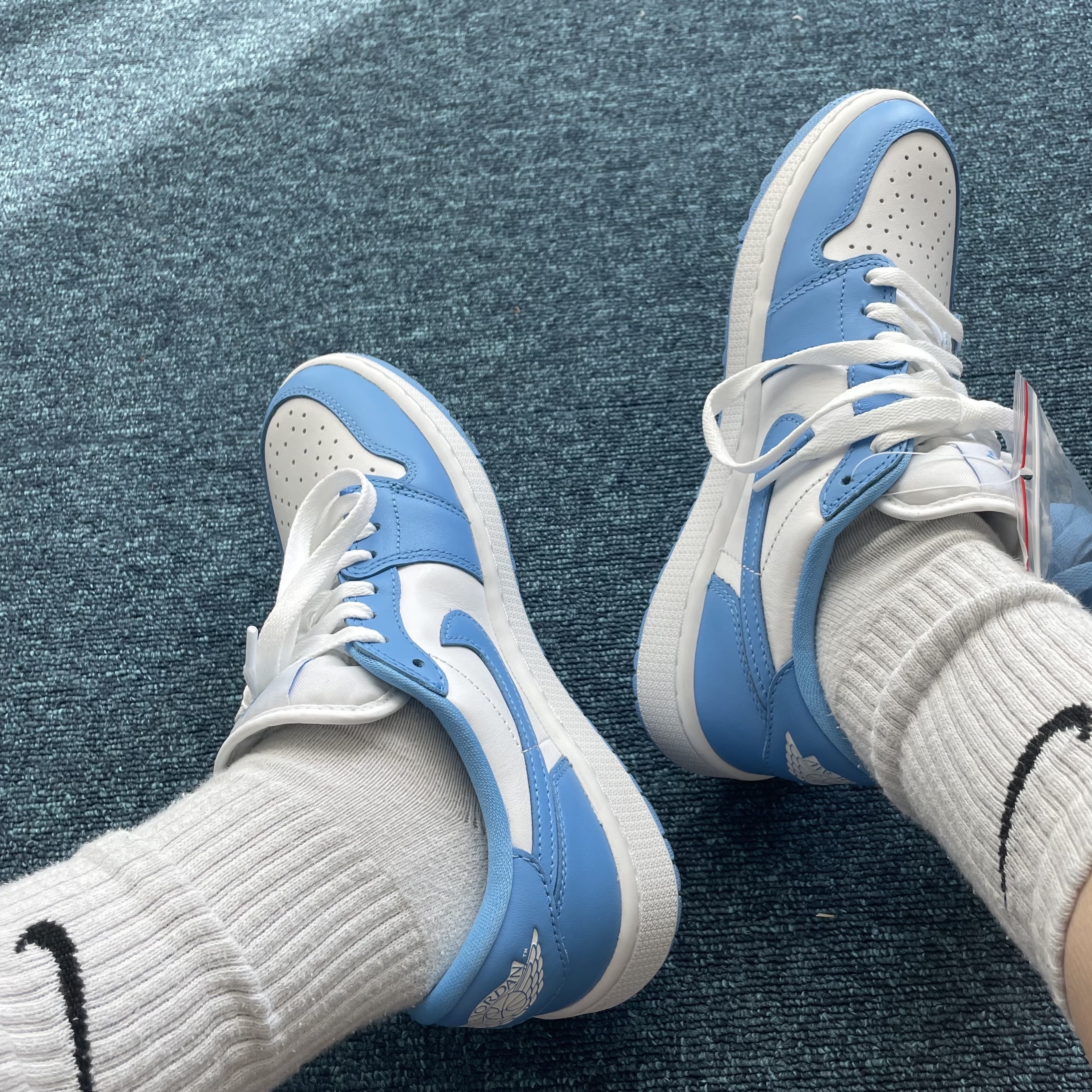 Jordan 1 Low Golf White and University Blue 착용 스타일