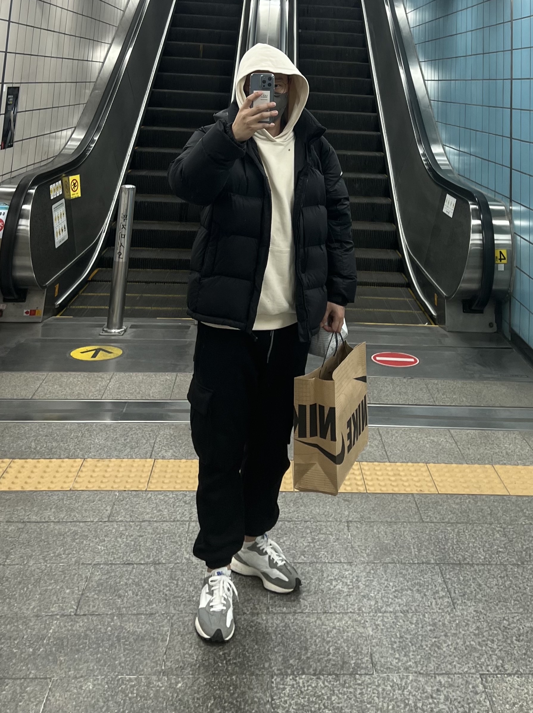 New Balance 327 Grey 착용 스타일