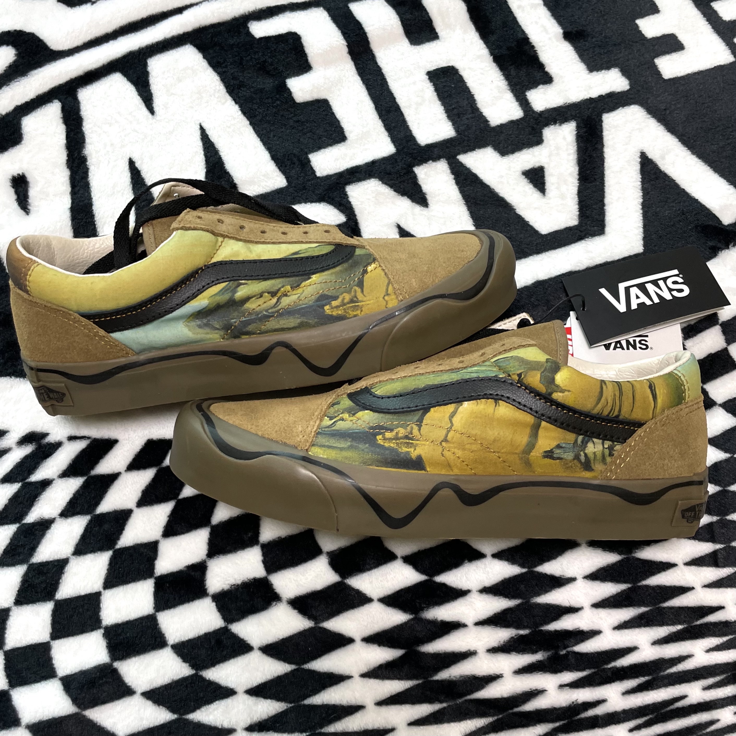 Vans x MoMA Old Skool Twist Salvador Dalí 착용 스타일 - 1