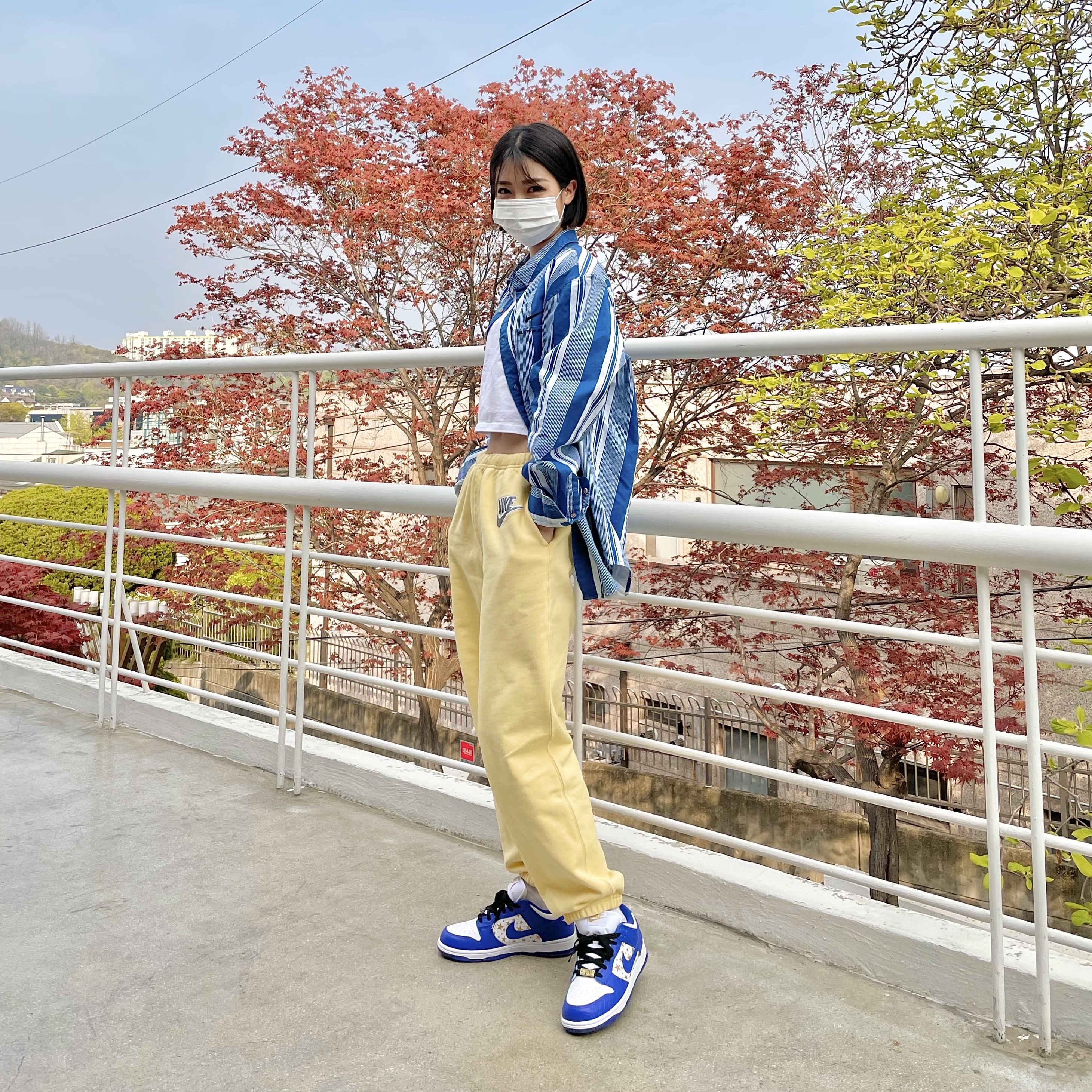 Nike x Supreme SB Dunk Low Hyper Blue, Supreme x Nike Cotton Twill Shirt Blue Stripe - 21SS 착용 스타일 - 4