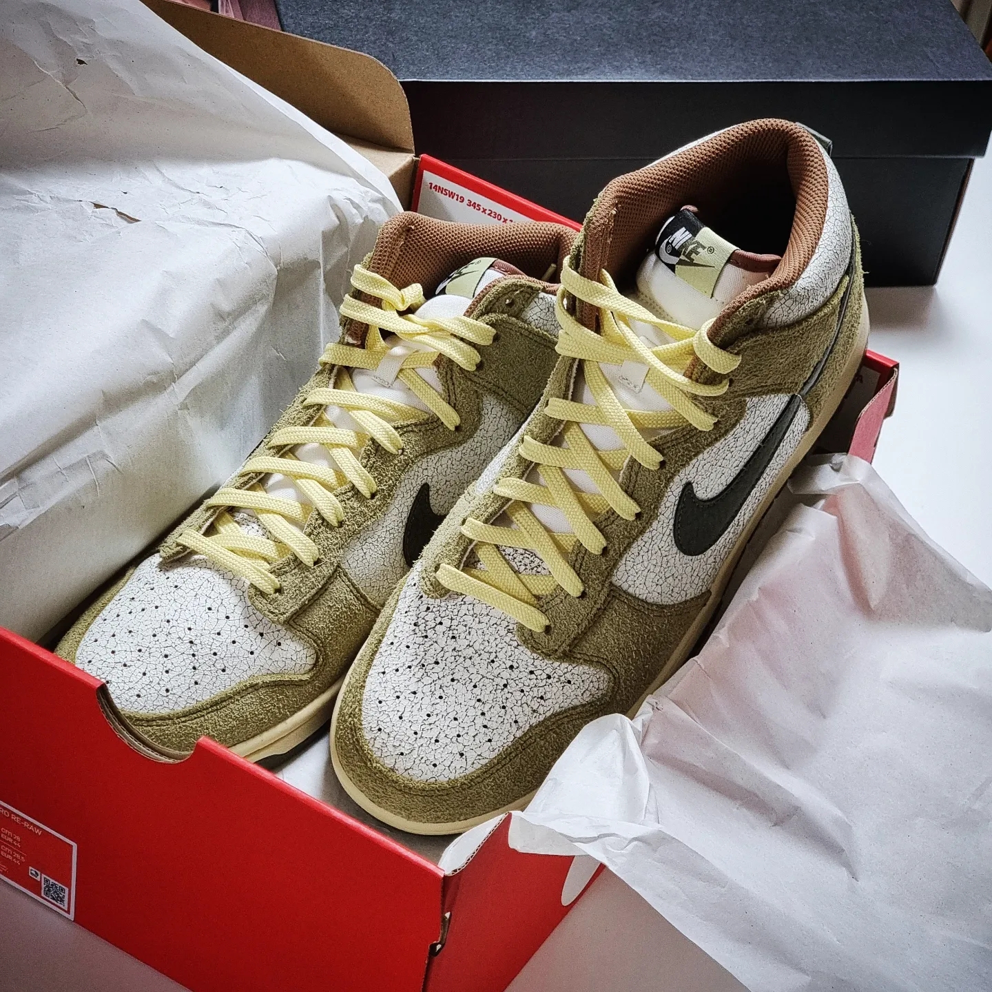 Nike Dunk High Re-Raw Coriander, Jordan 1 x A Ma Maniere Retro High OG SP Sail and Burgundy 착용 스타일 - 1
