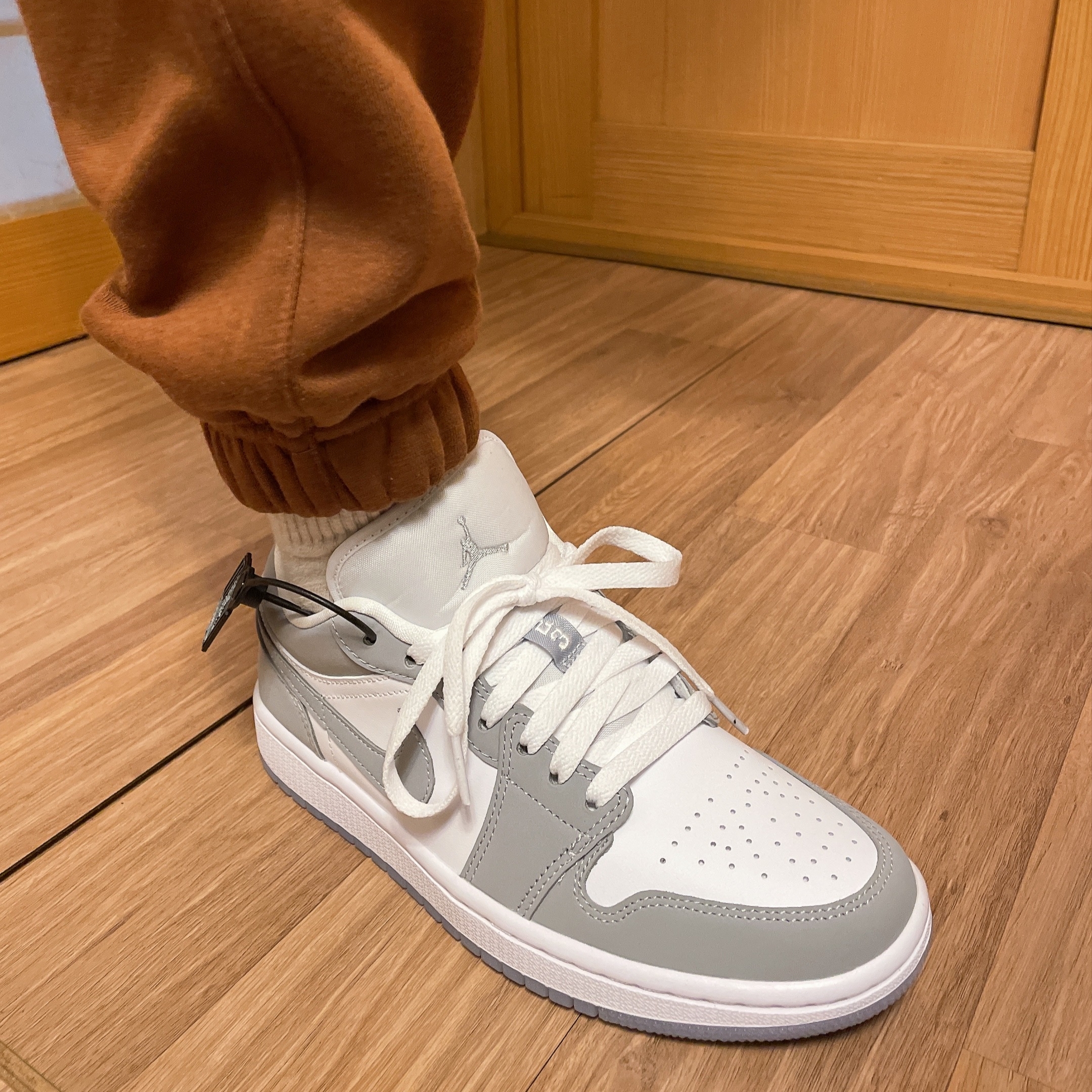 (W) Jordan 1 Low White Wolf Grey 착용 스타일 - 2