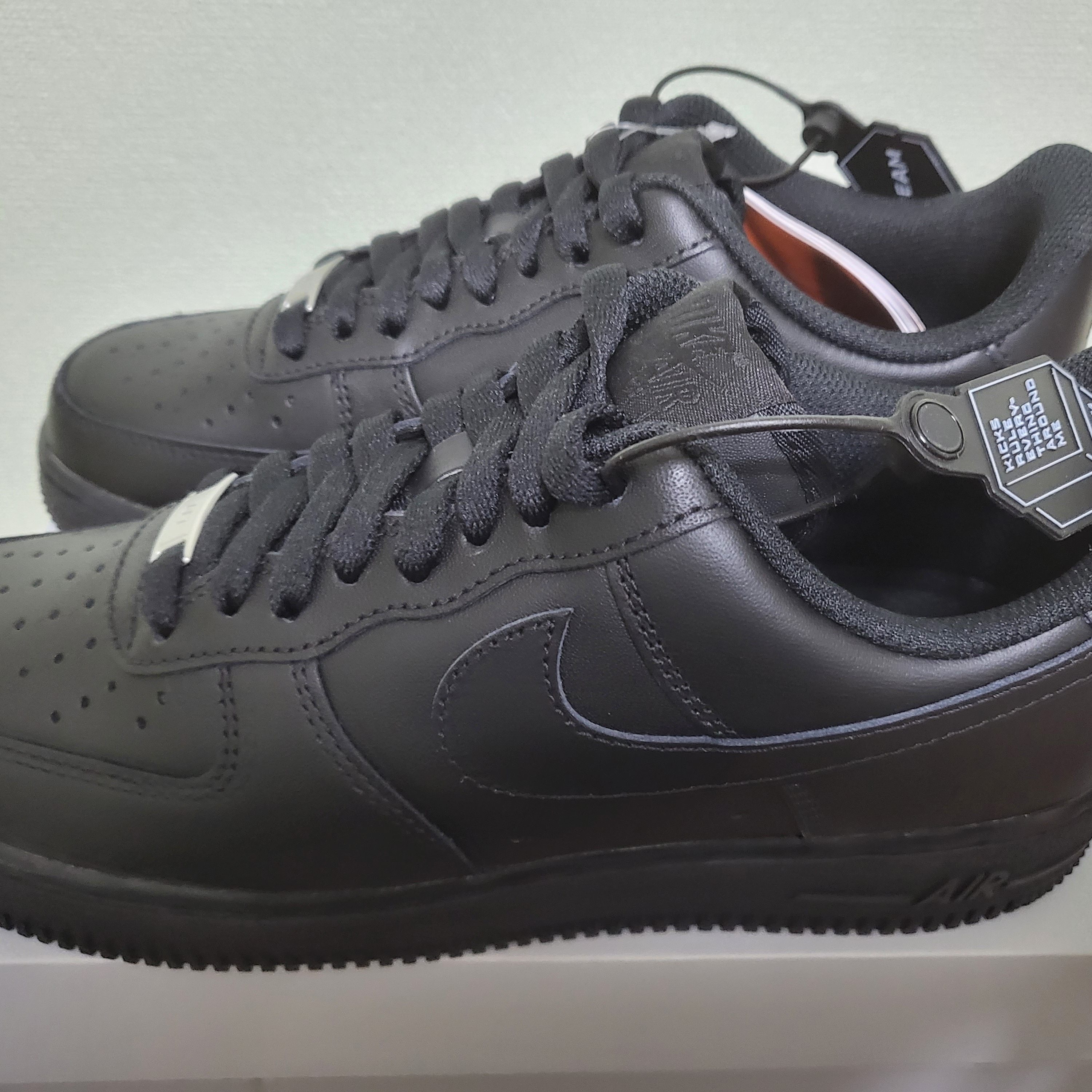 Nike Air Force 1 '07 Low Triple Black 착용 스타일