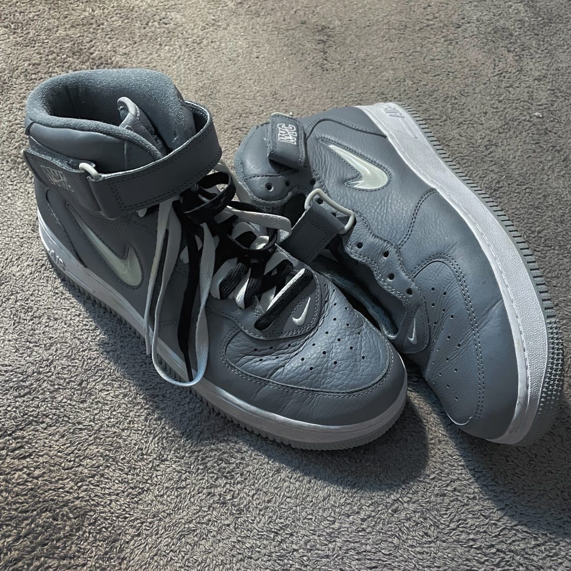 Nike Air Force 1 Mid QS NYC White Midnight Navy 착용 스타일