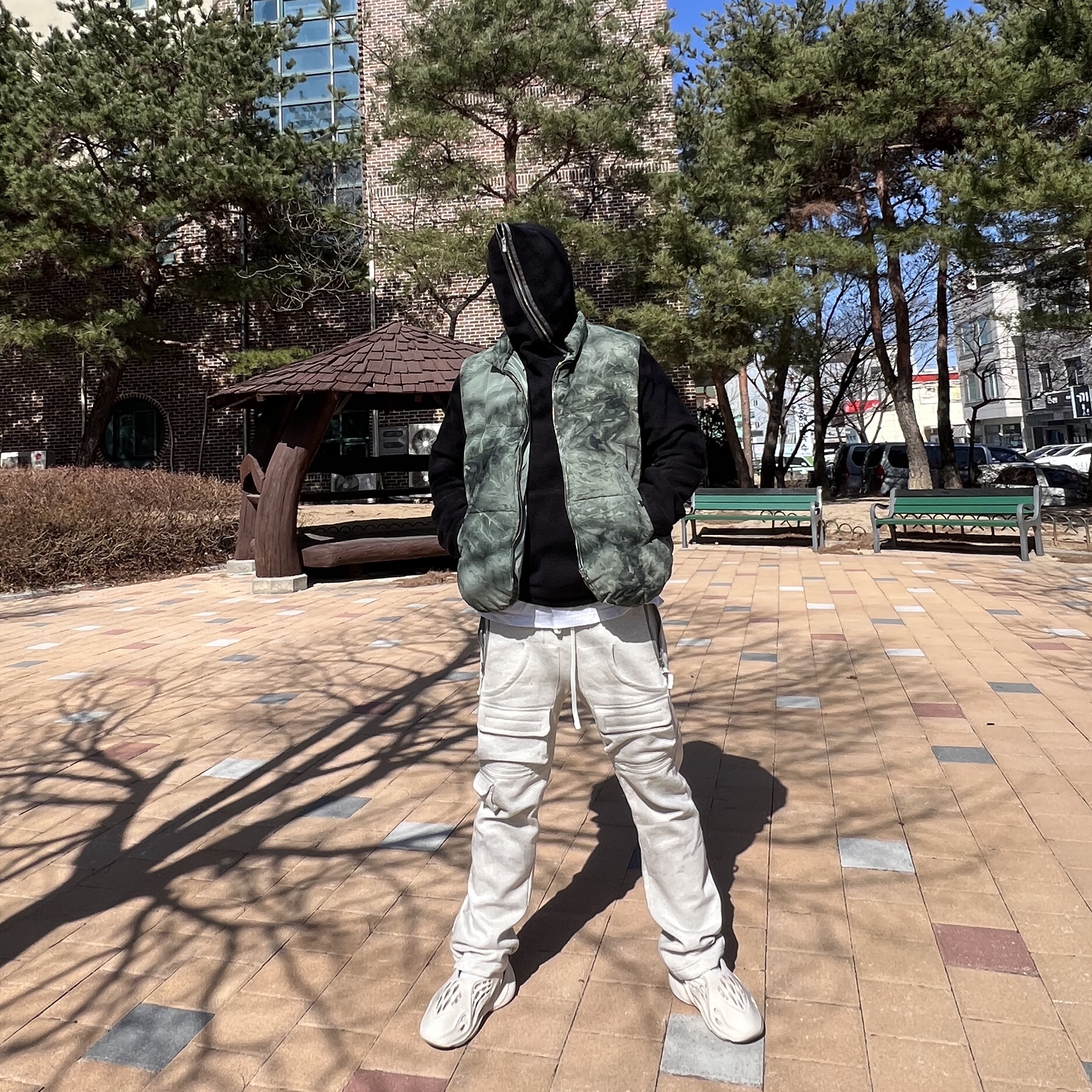 Adidas Yeezy Foam RNNR Sand 착용 스타일 - 1