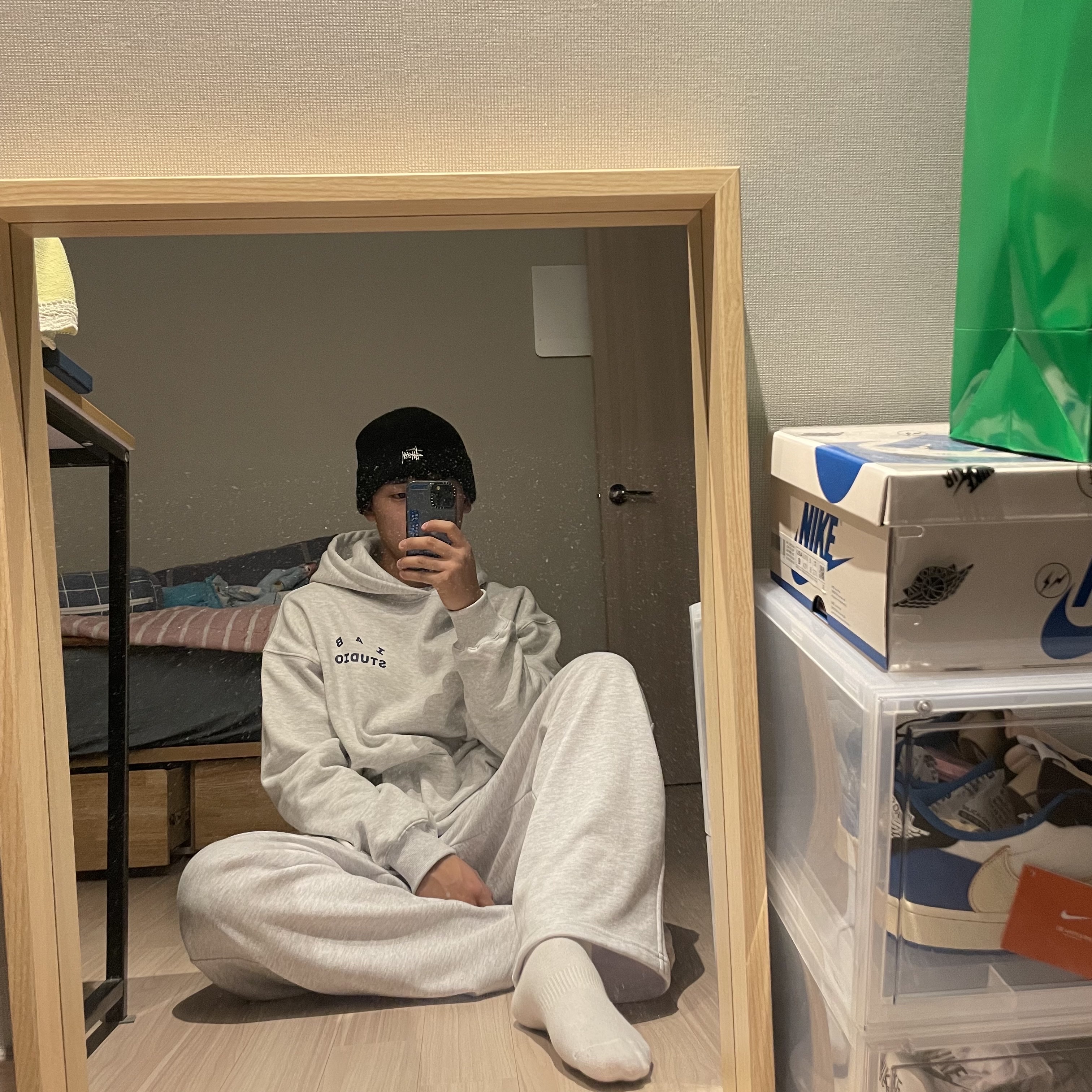 IAB Studio Hoodie Light Gray, Stussy Basic Cuff Beanie Black 착용 스타일