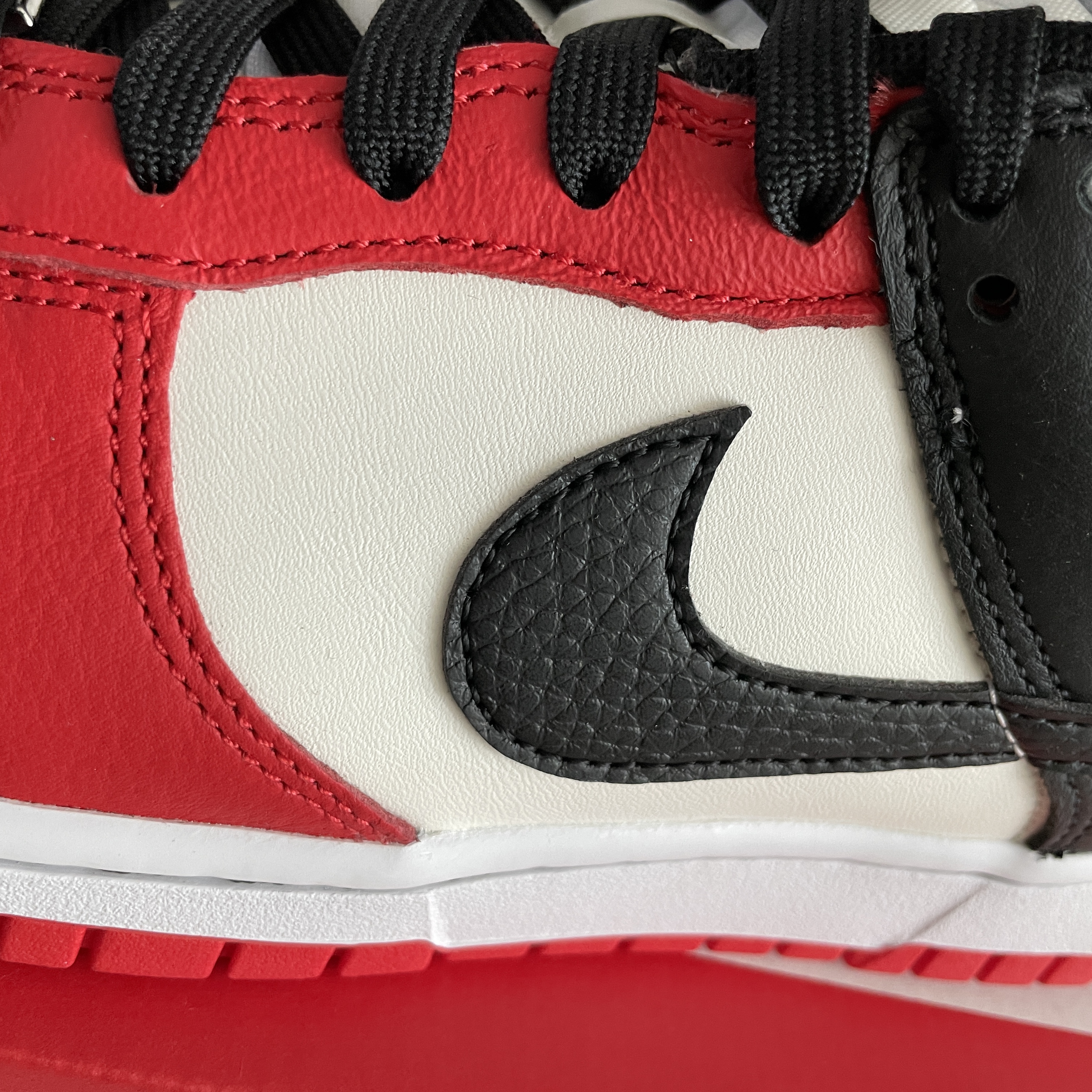 Nike x NBA Dunk Low Retro EMB Black and Chile Red 착용 스타일 - 5