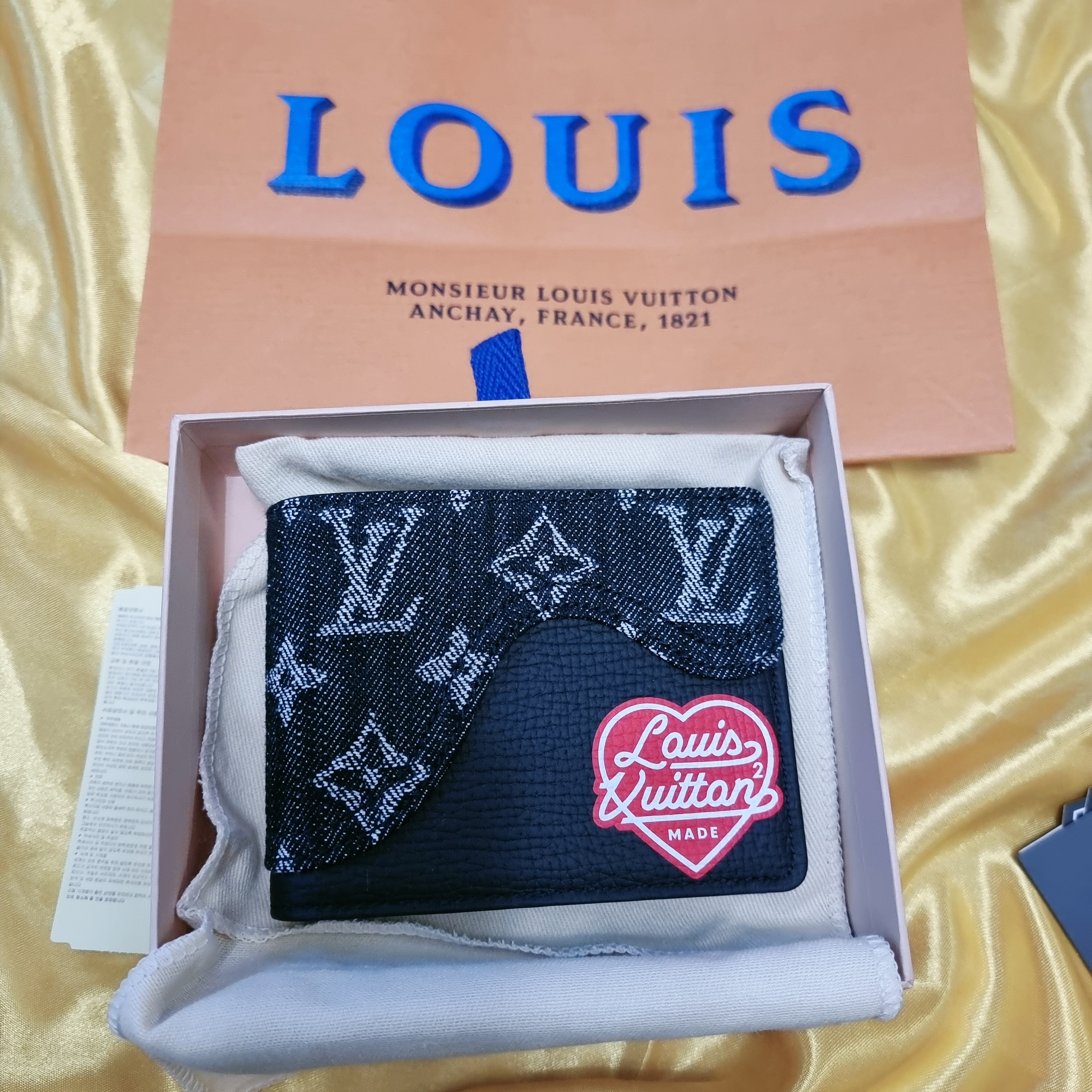 Louis Vuitton x Nigo Slender Wallet Black 착용 스타일 - 1