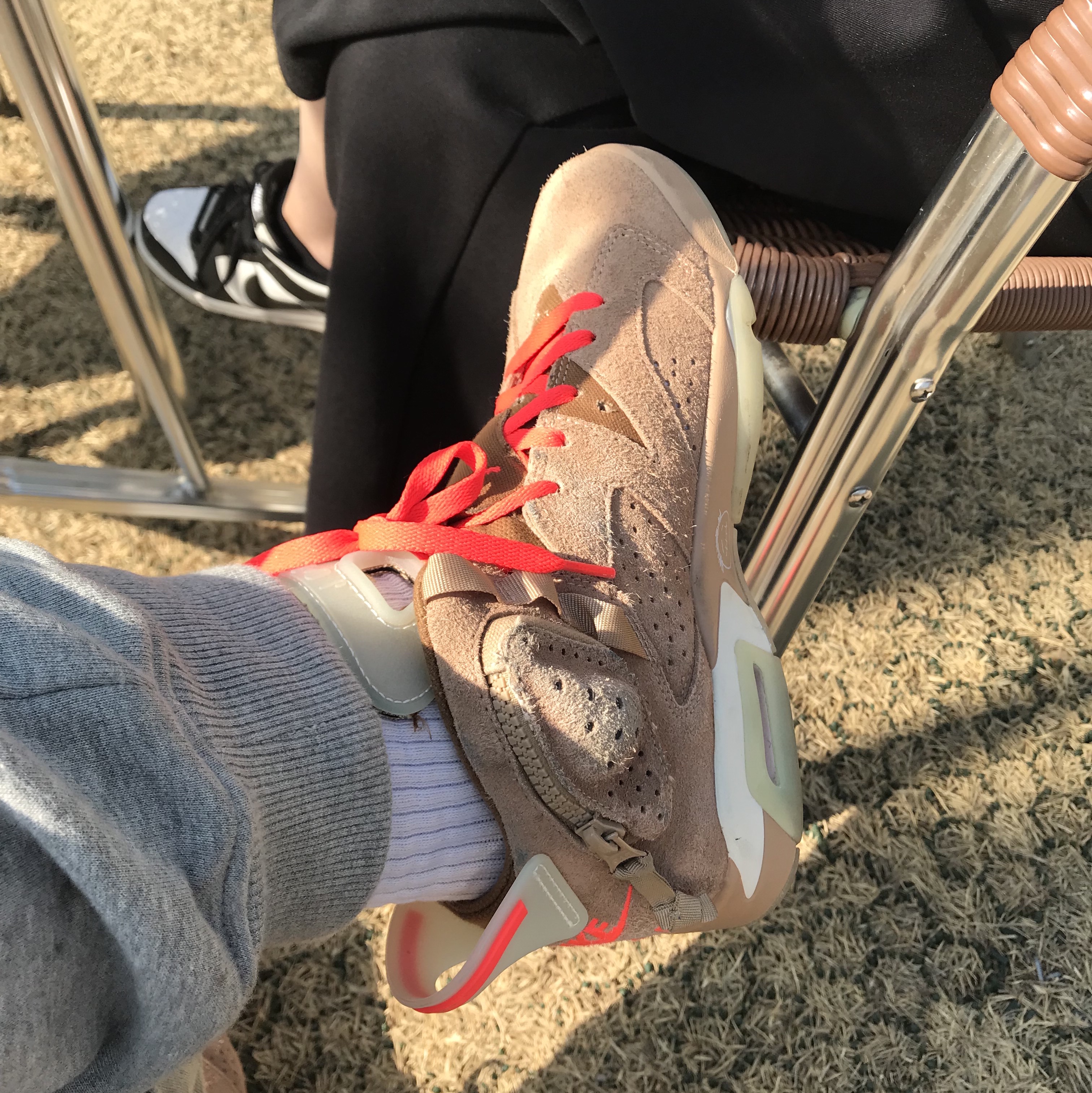 Jordan 6 x Travis Scott Retro SP British Khaki 착용 스타일 - 3