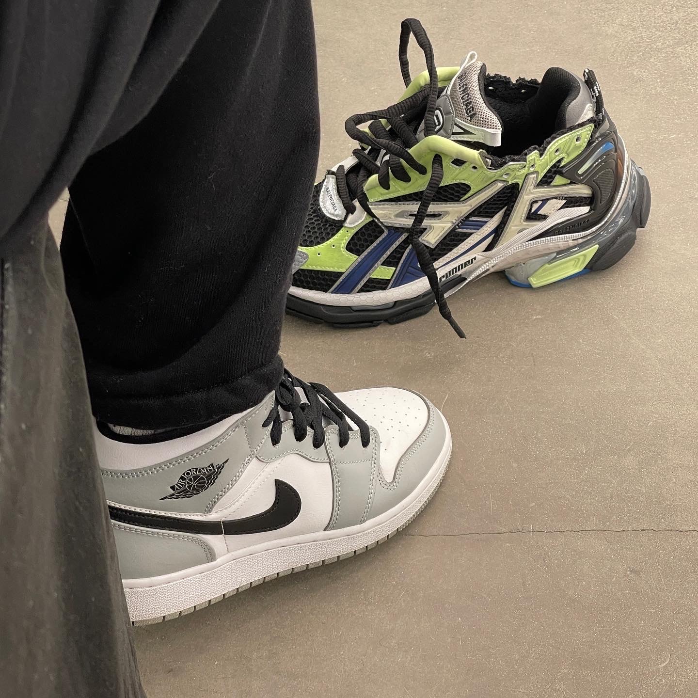 (GS) Jordan 1 Mid Light Smoke Grey, Nike NRG Solo Swoosh T-Shirt Summit White - US/EU 착용 스타일 - 3