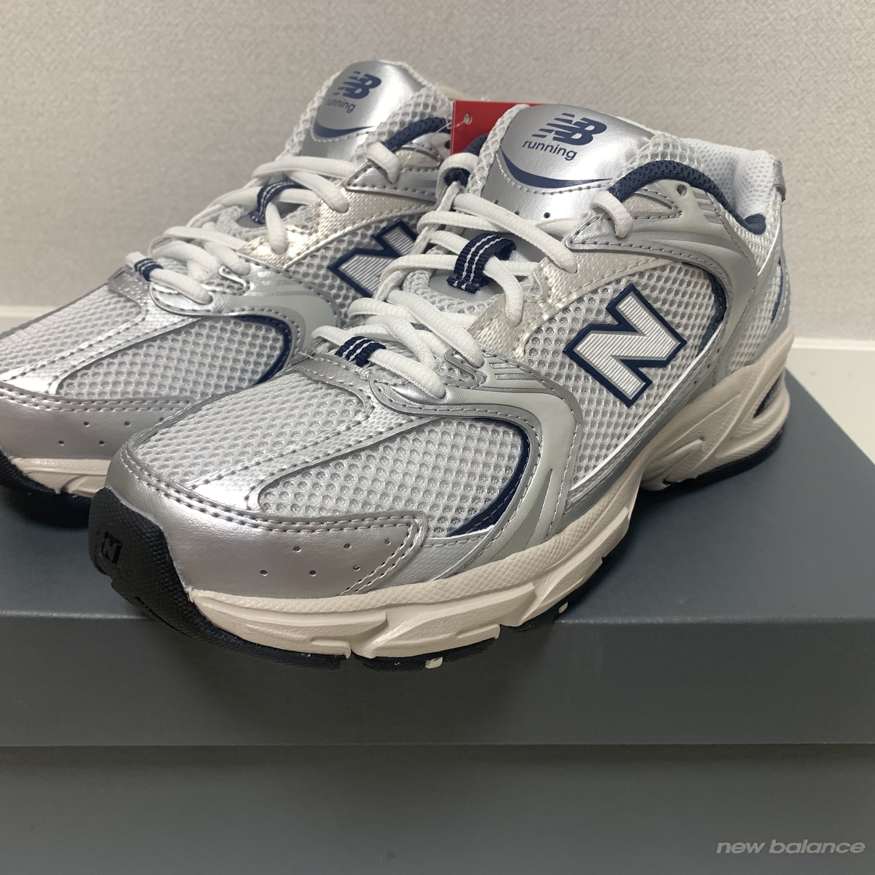 New Balance 530 Steel Grey 착용 스타일 - 1