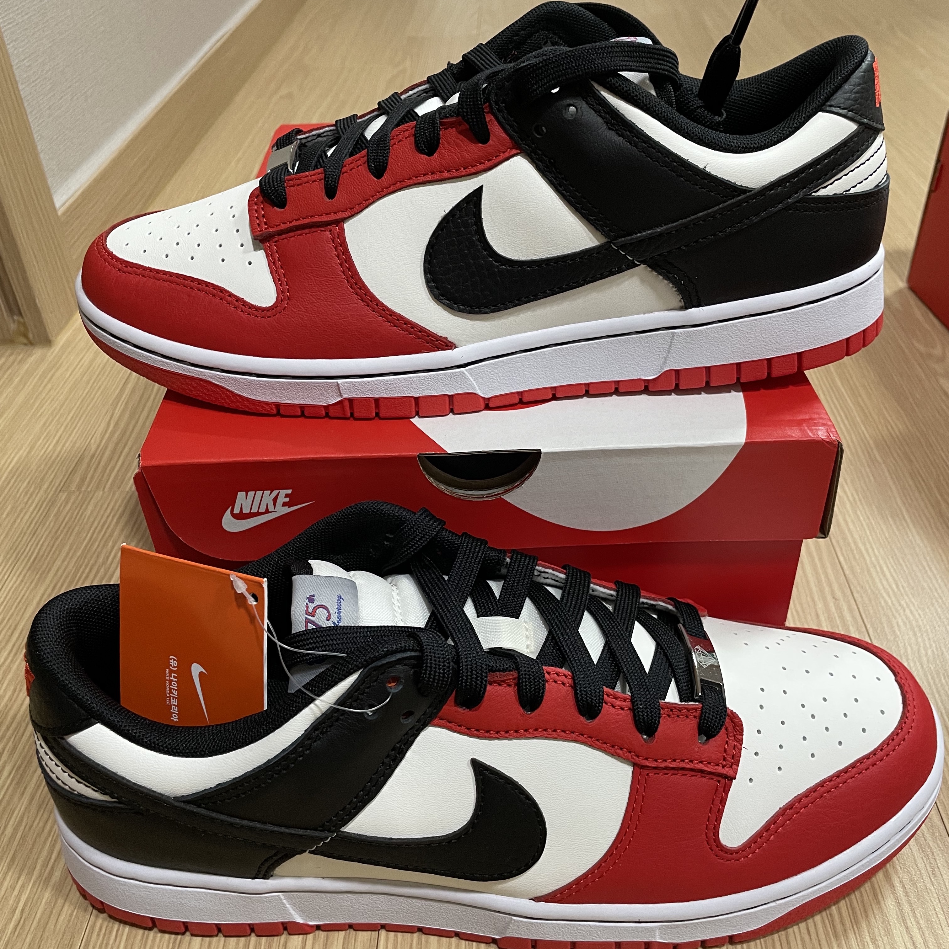 Nike x NBA Dunk Low Retro EMB Black and Chile Red 착용 스타일