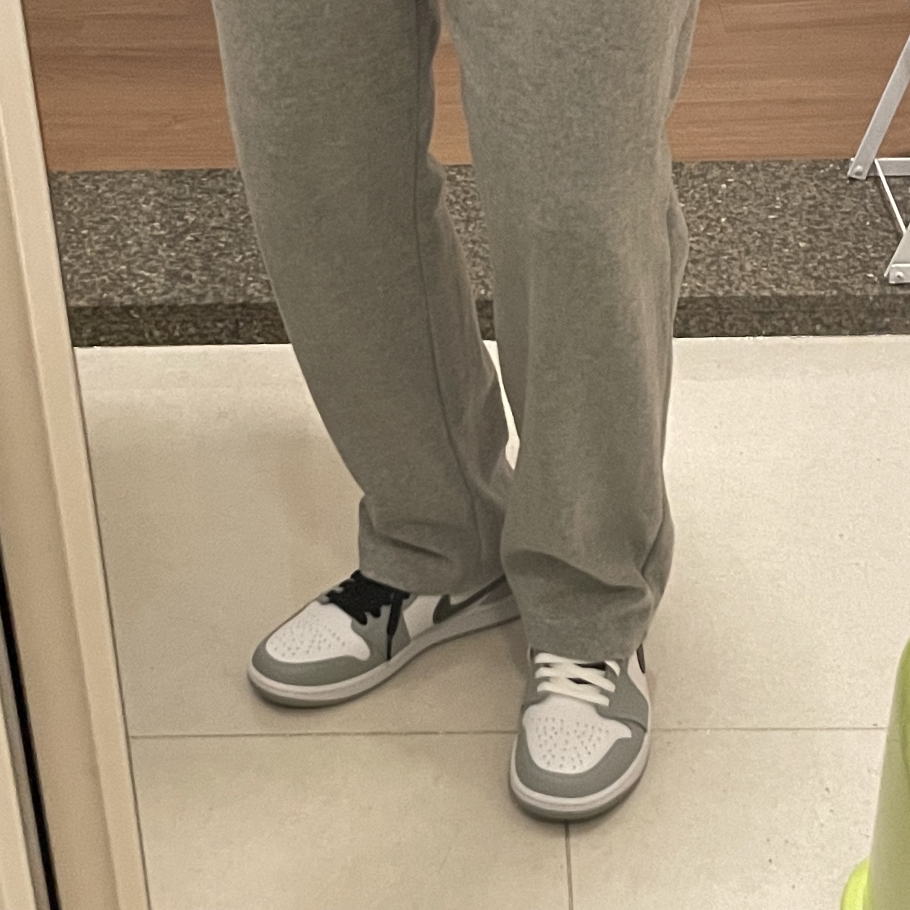 Jordan 1 Mid Light Smoke Grey Anthracite 착용 스타일