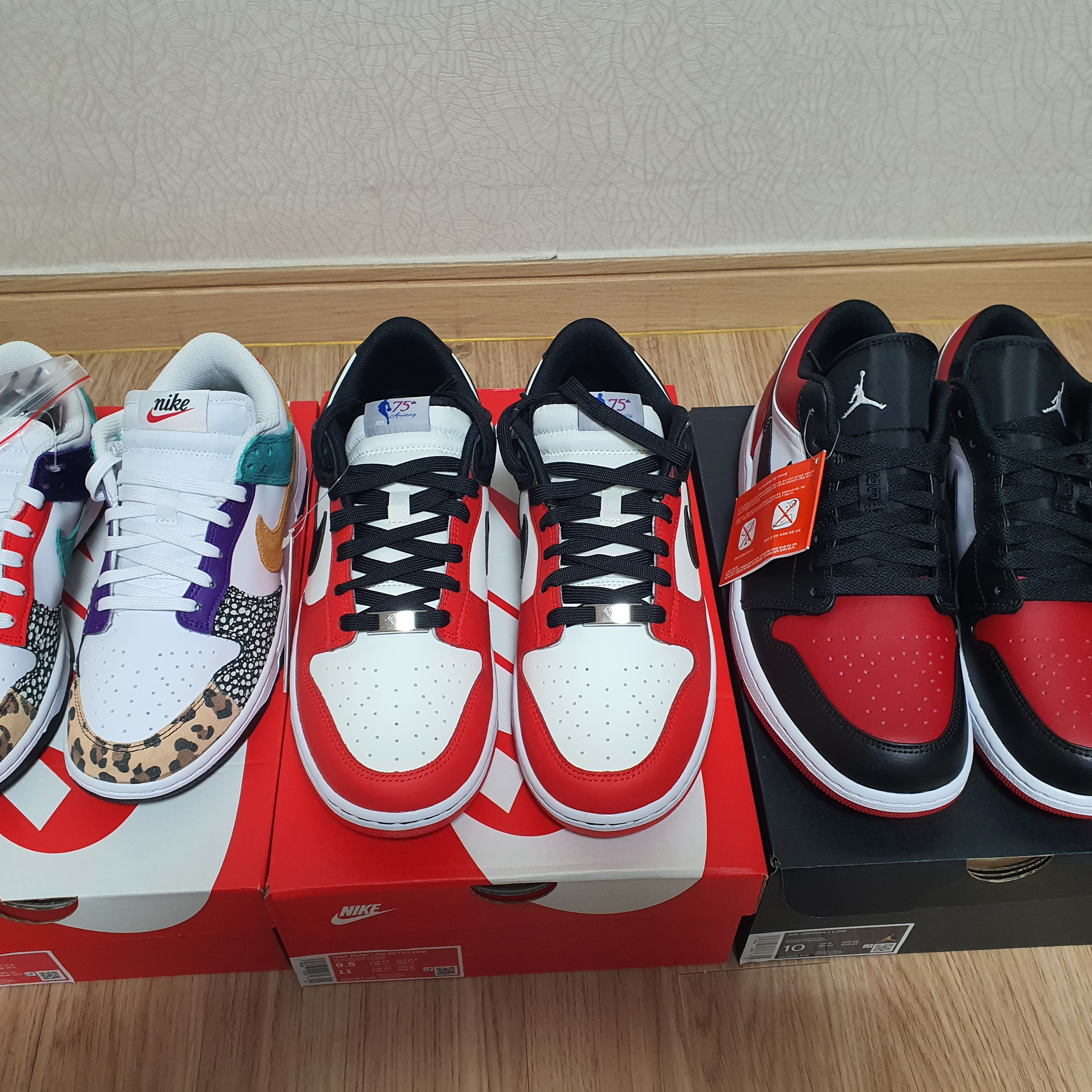 (W) Nike Dunk Low SE Patchwork, Nike x NBA Dunk Low Retro EMB Black and Chile Red 착용 스타일 - 1
