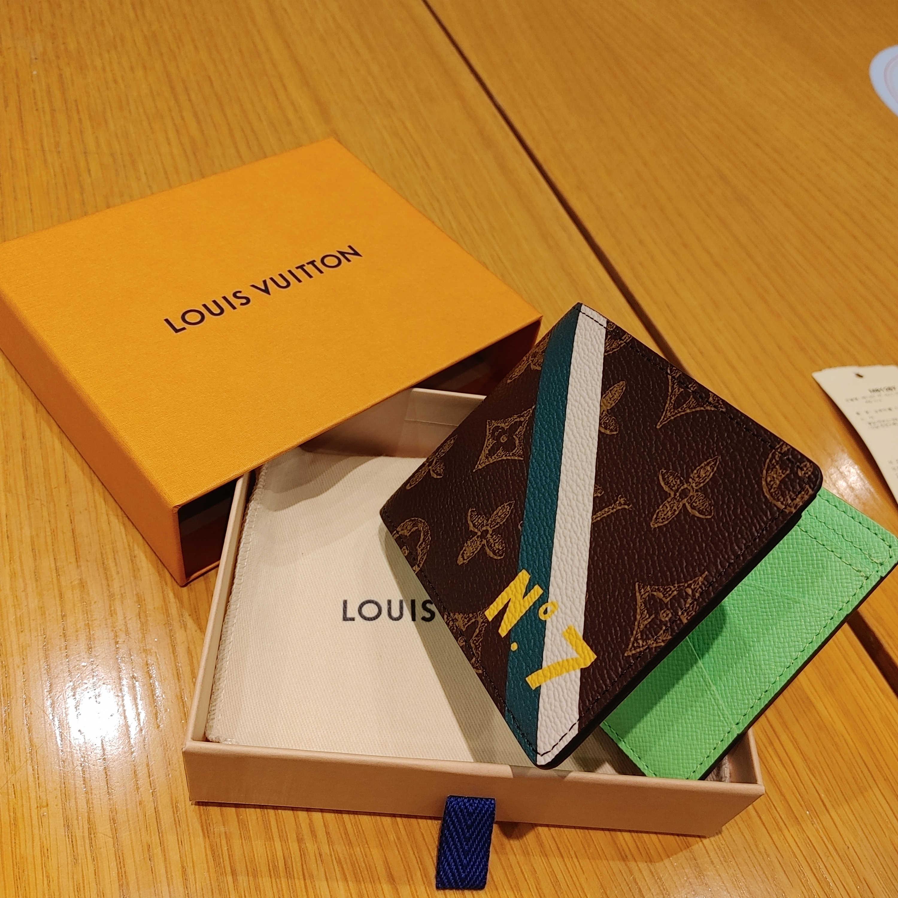 Louis Vuitton PF. Multiple Wallet Monogram 착용 스타일