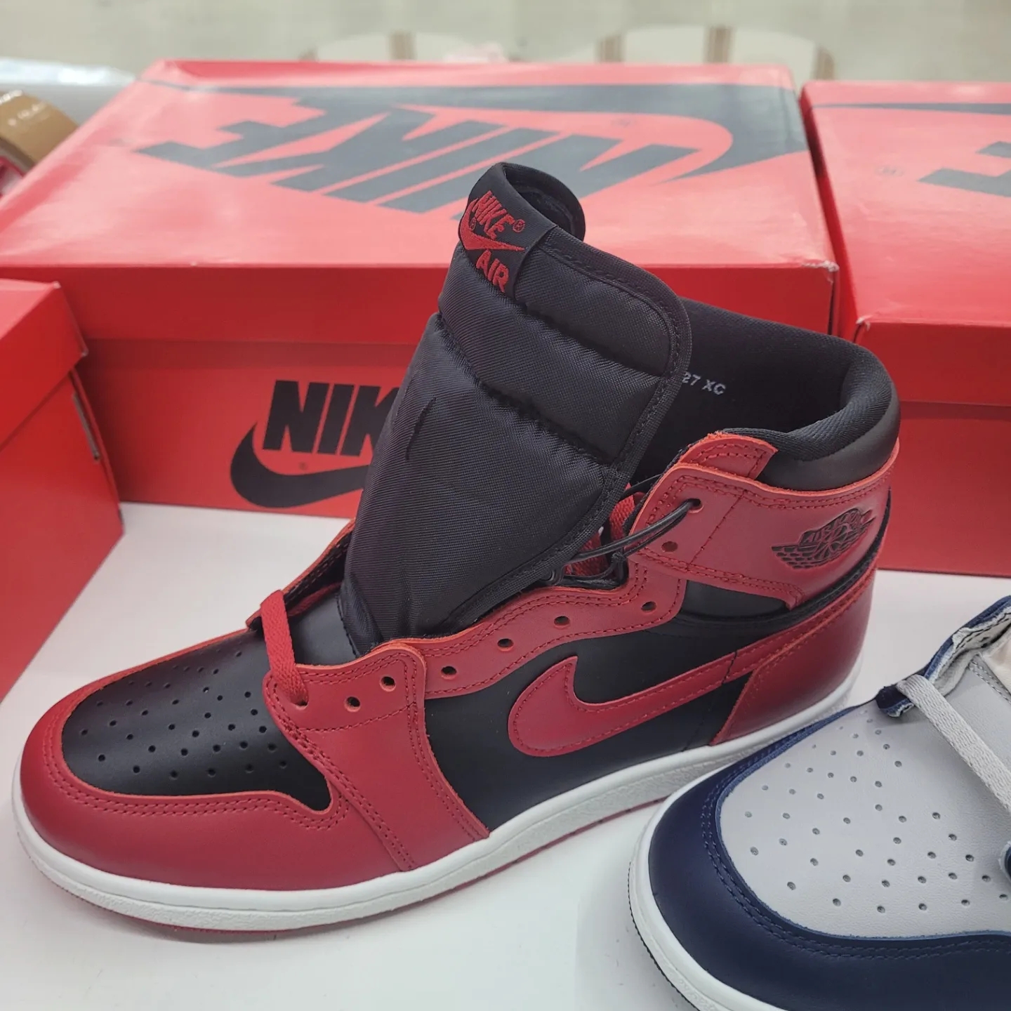 Jordan 1 High 85 College Navy, Jordan 1 High 85 Neutral Grey 착용 스타일 - 2