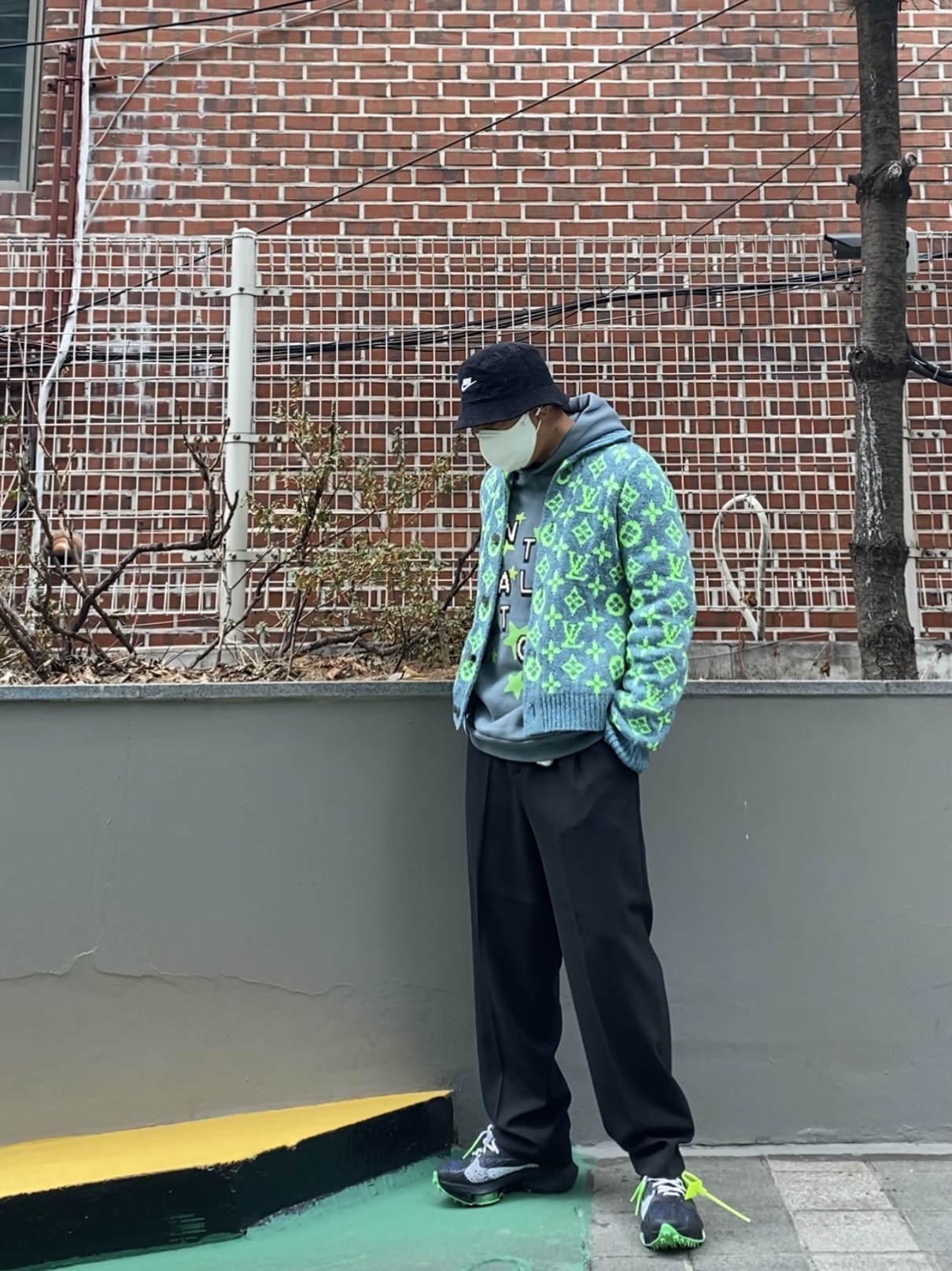 Nike Futura Corduroy Bucket Black, Louis Vuitton Signature Cardigan Multicolor 착용 스타일