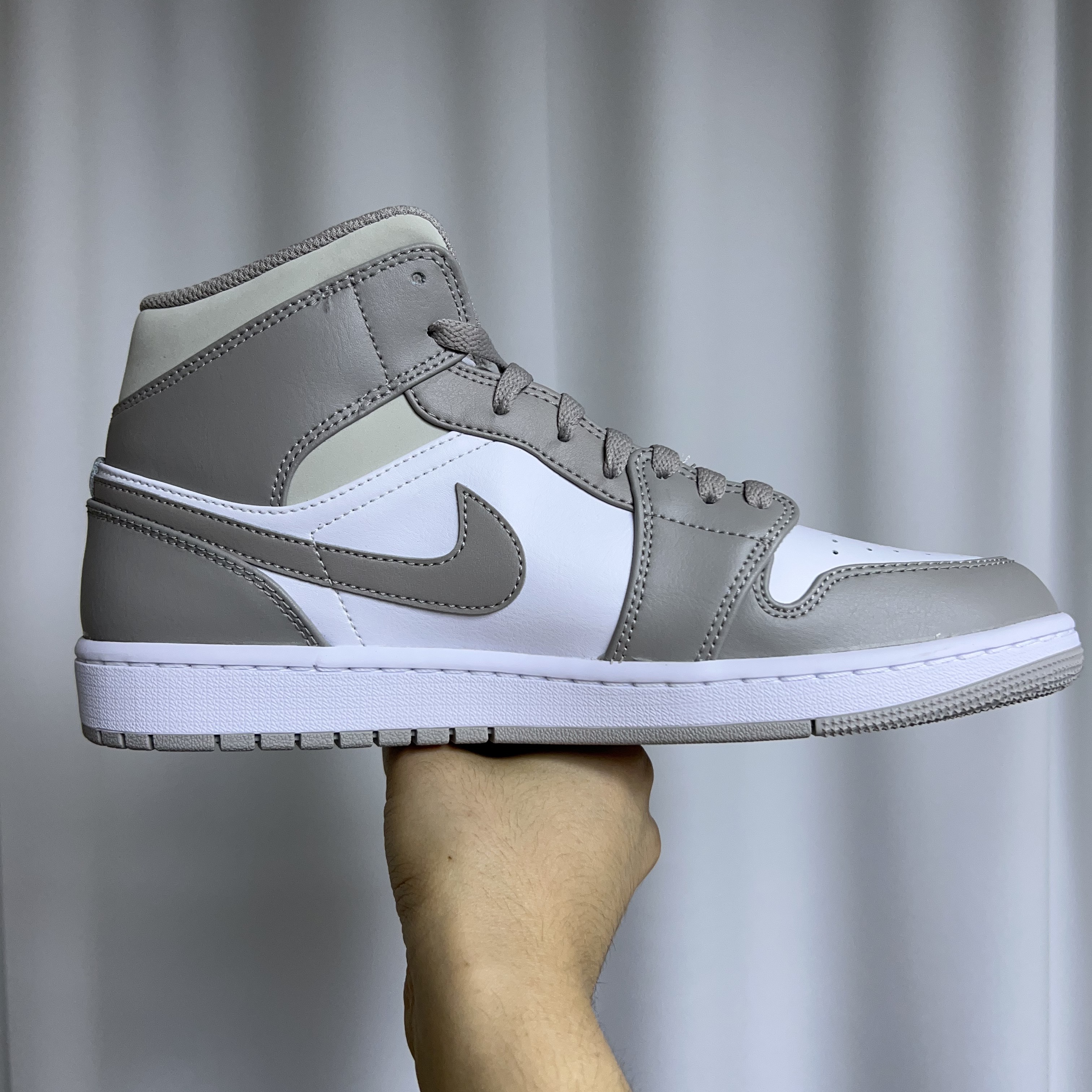 Jordan 1 Mid College Grey 착용 스타일 - 2