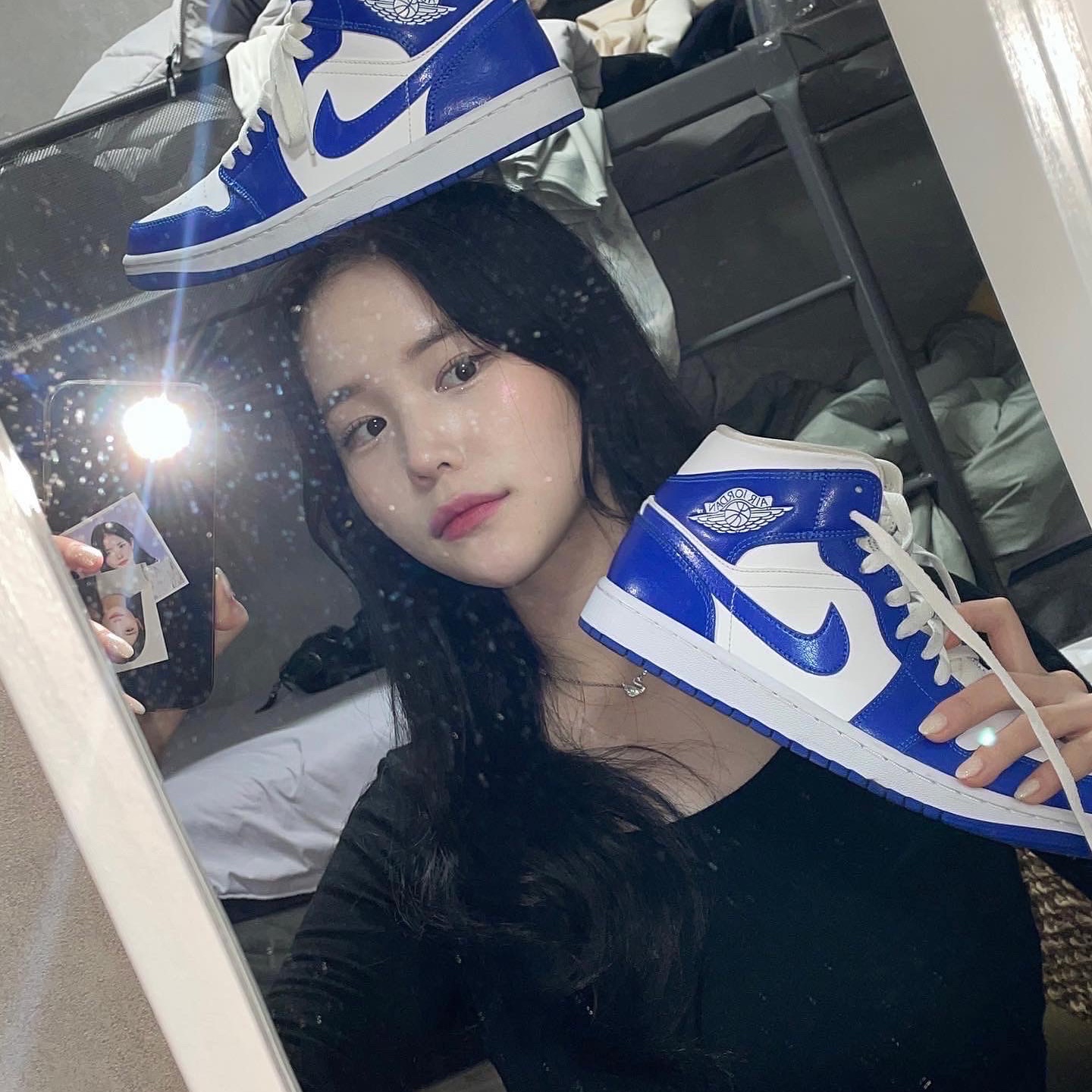 (W) Jordan 1 Mid White Hyper Royal 착용 스타일 - 1