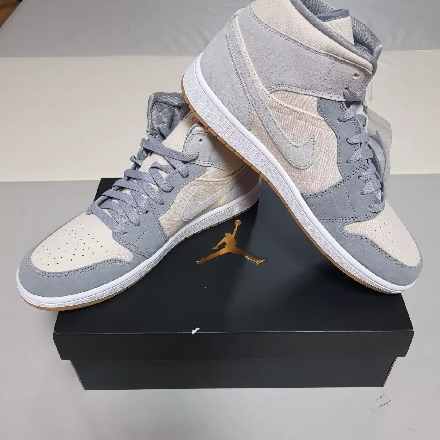 Jordan 1 Mid SE Coconut Milk Particle Grey 착용 스타일 - 1
