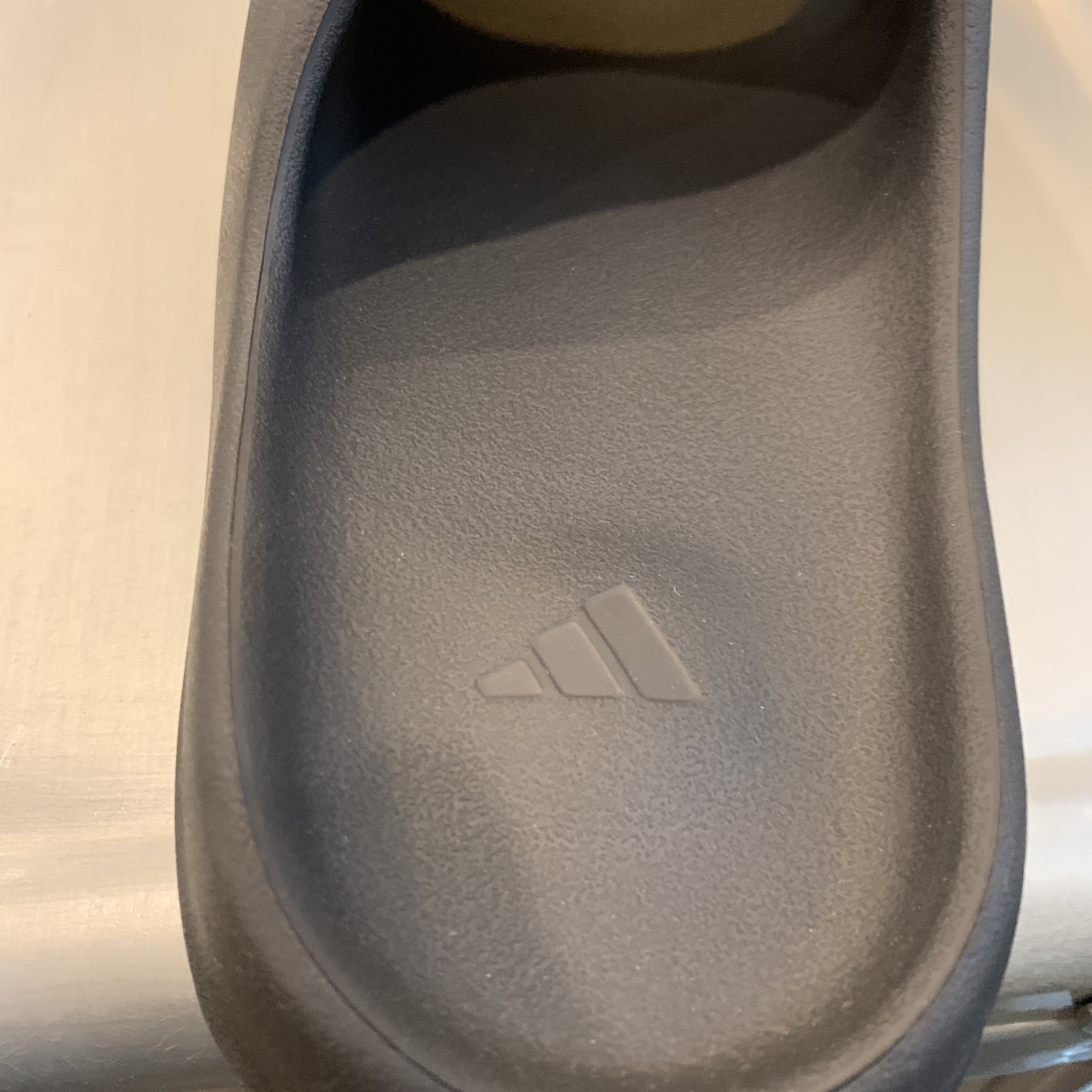 Adidas Yeezy Slide Onyx 착용 스타일 - 2