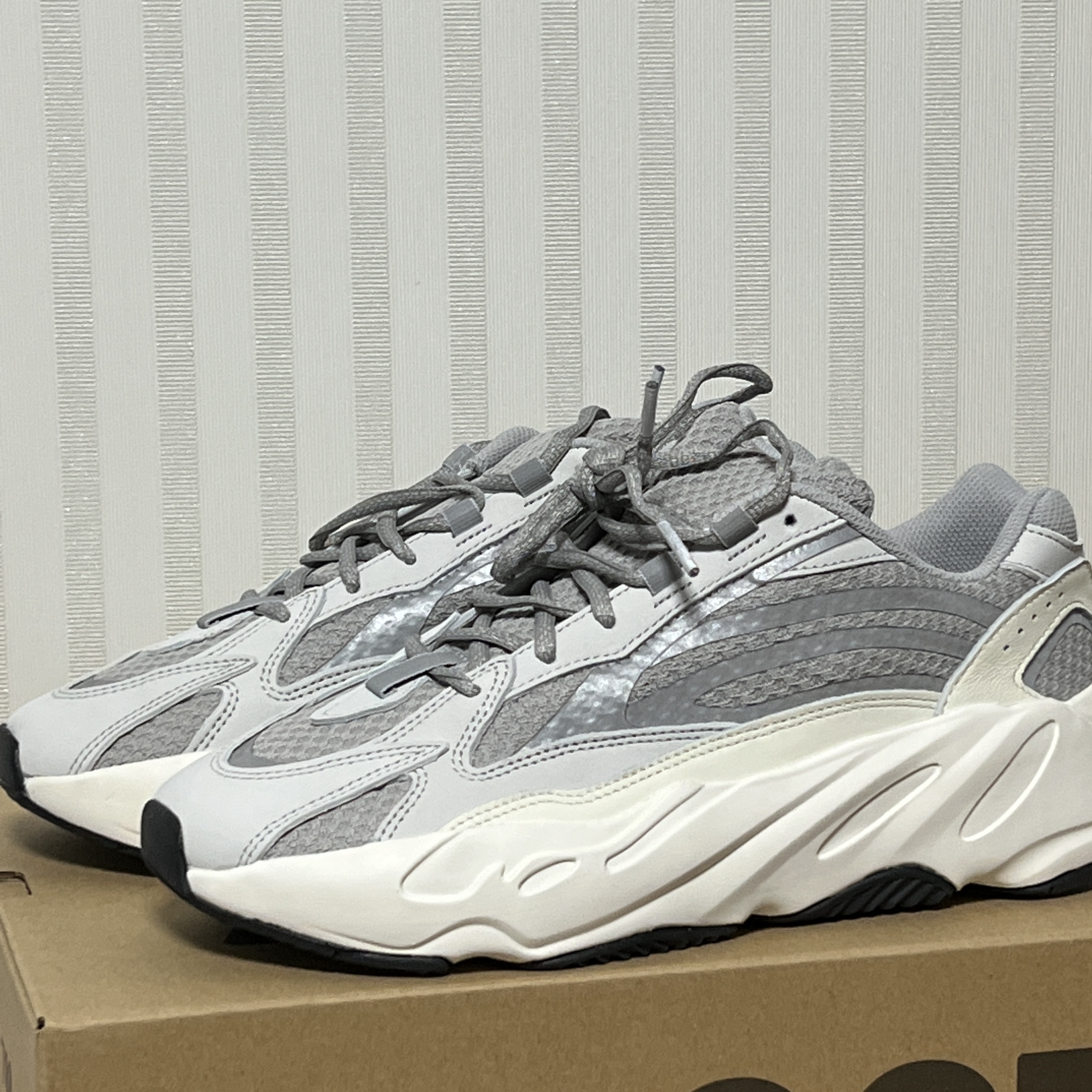 Adidas Yeezy Boost 700 V2 Static 2022 착용 스타일 - 3