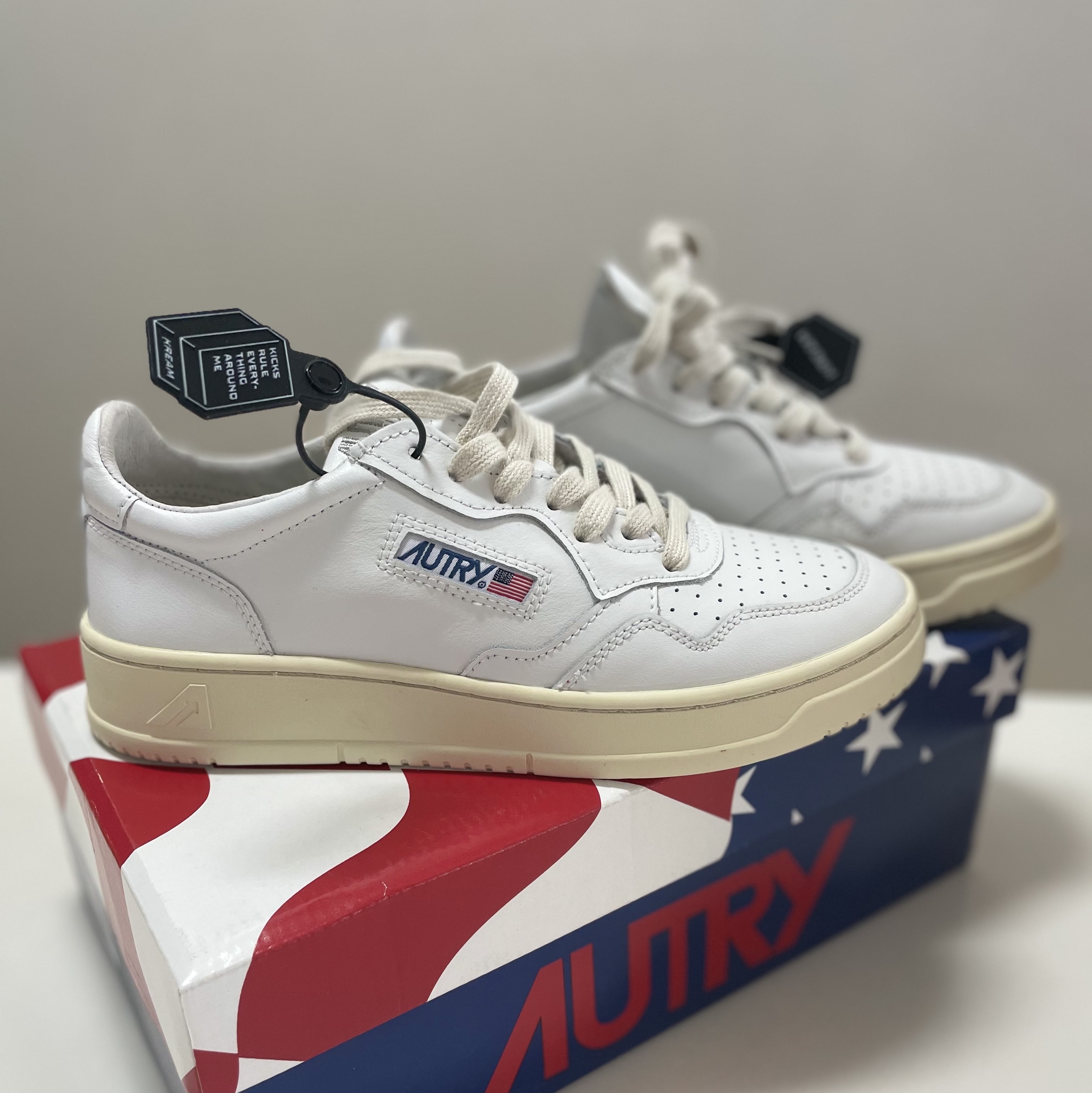 (W) Autry Medalist Low Leather Sneakers White 착용 스타일 - 3