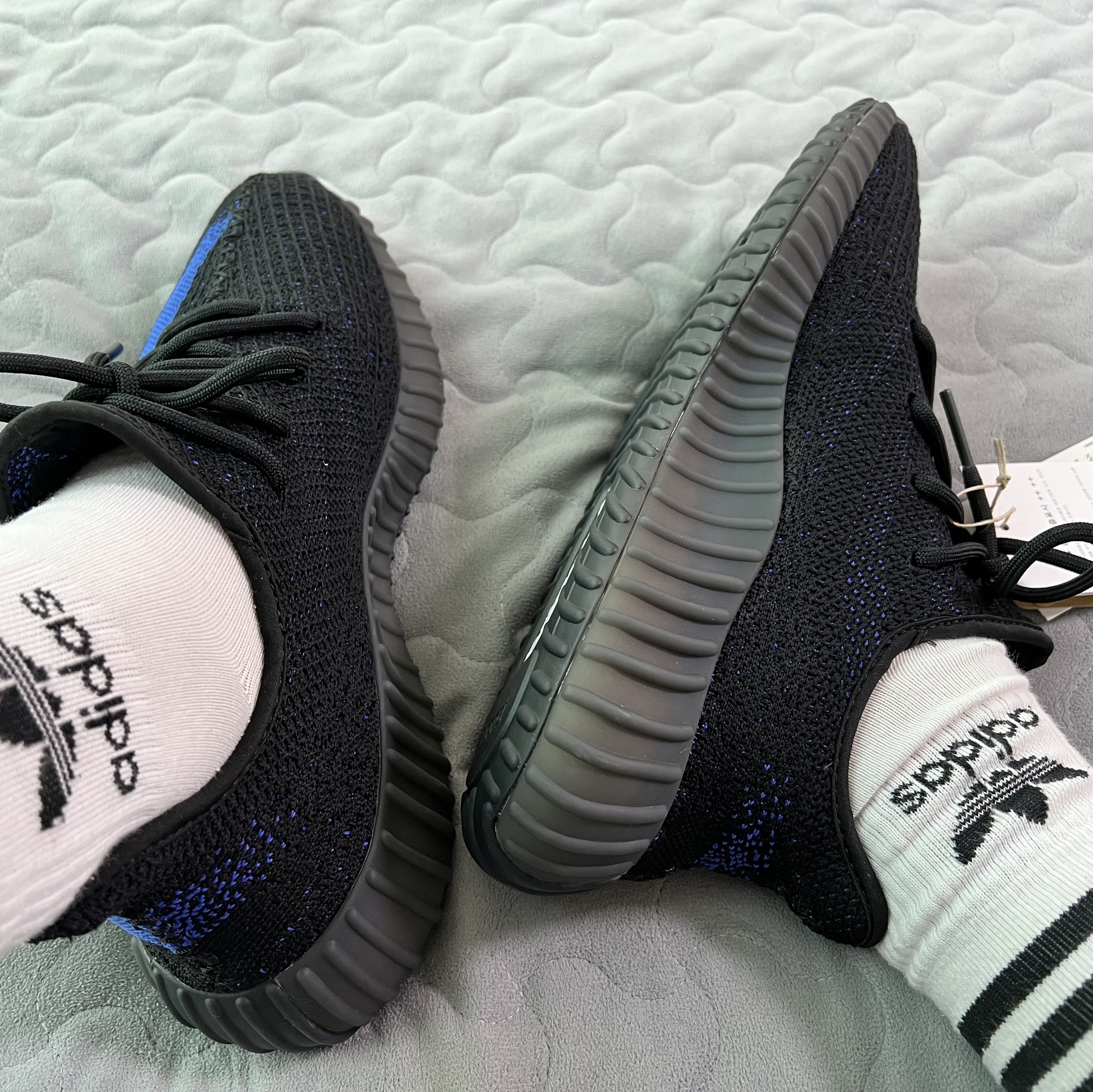 Adidas Yeezy Boost 350 V2 Dazzling Blue 착용 스타일