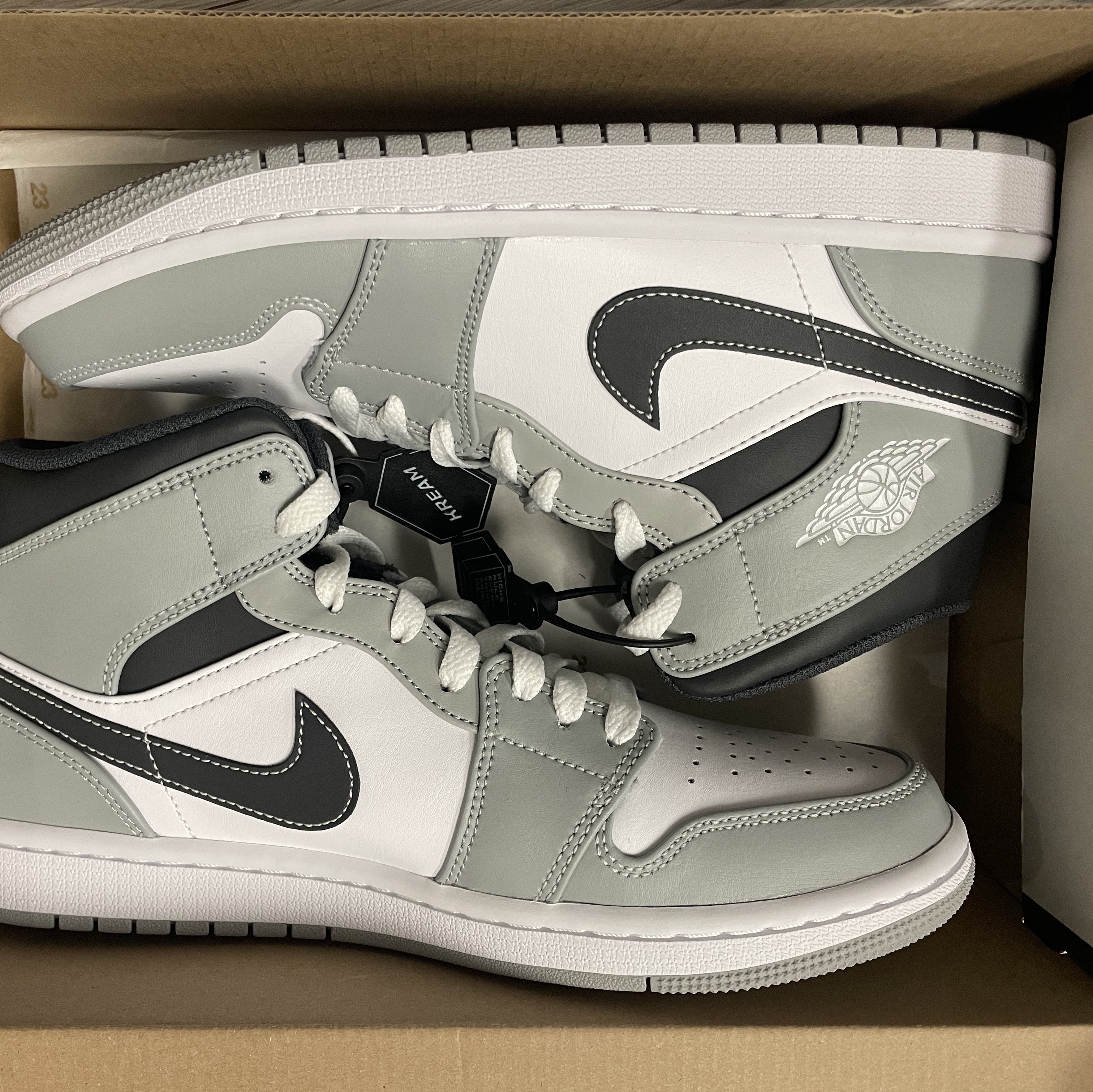 Jordan 1 Mid Light Smoke Grey Anthracite 착용 스타일 - 1