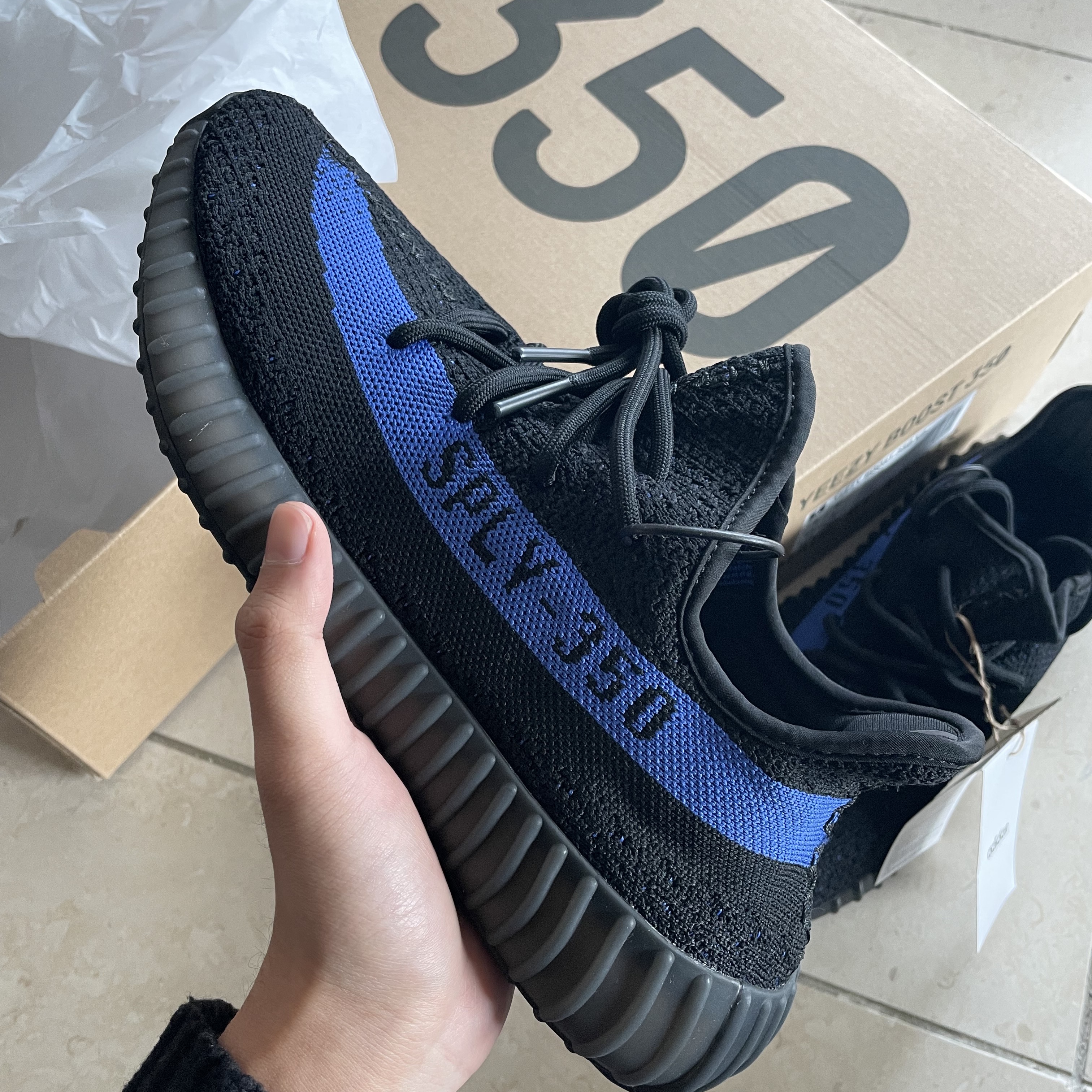 Adidas Yeezy Boost 350 V2 Dazzling Blue 착용 스타일