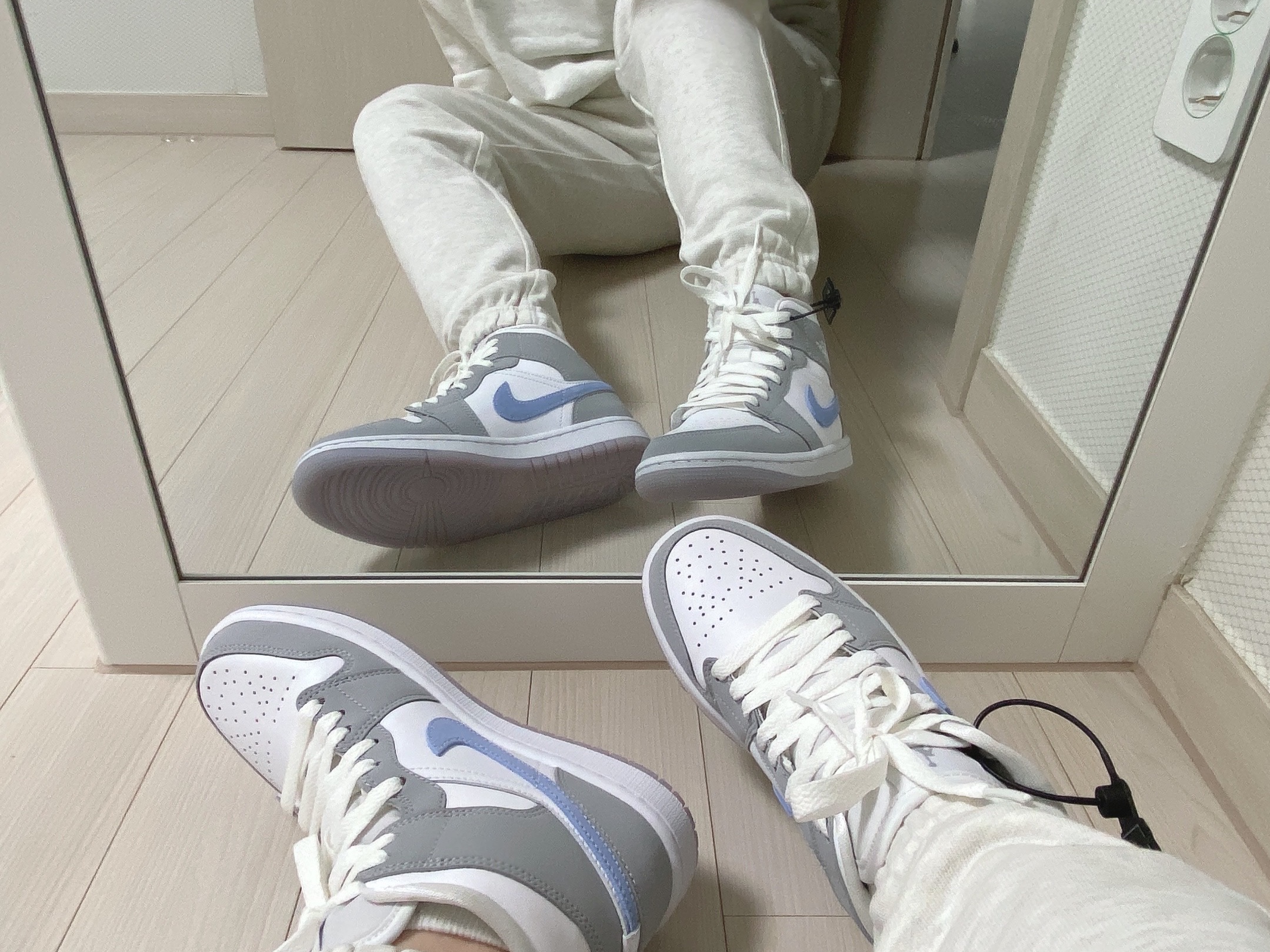 (W) Jordan 1 Mid Wolf Grey 착용 스타일 - 3