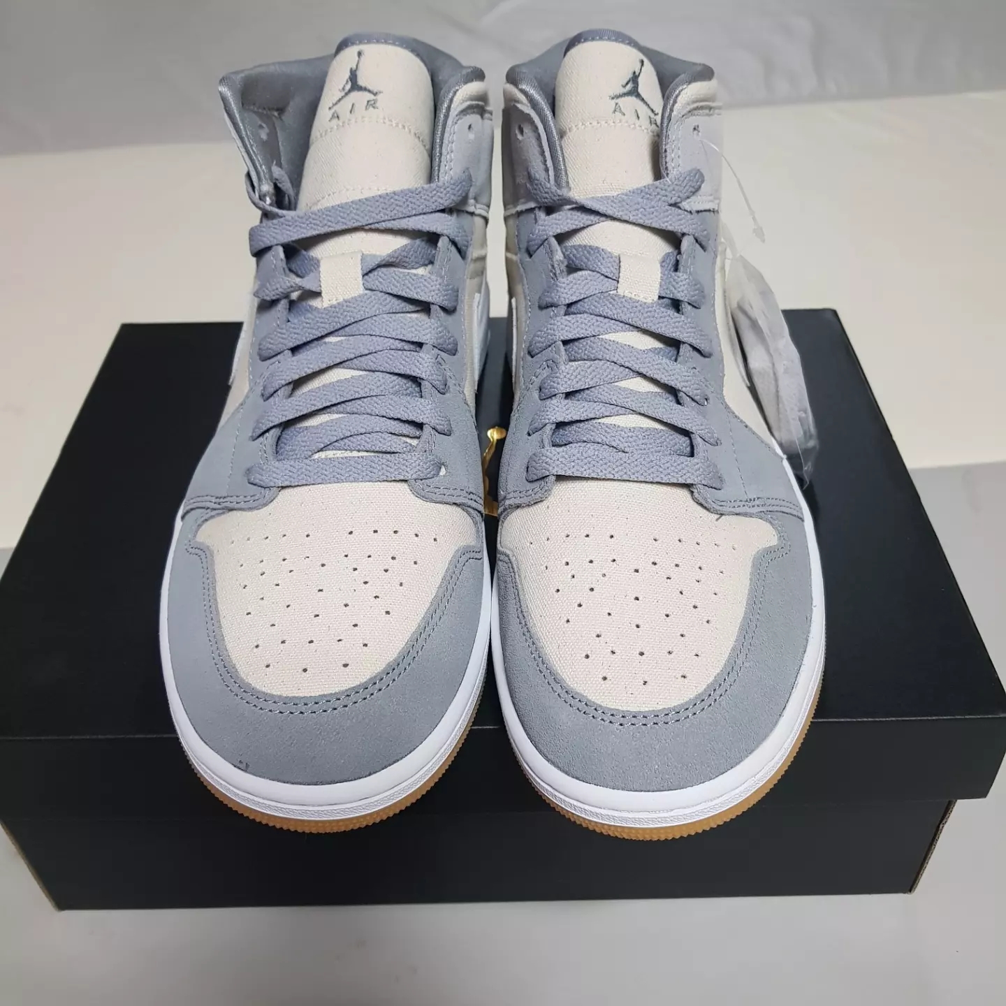 Jordan 1 Mid SE Coconut Milk Particle Grey 착용 스타일 - 4