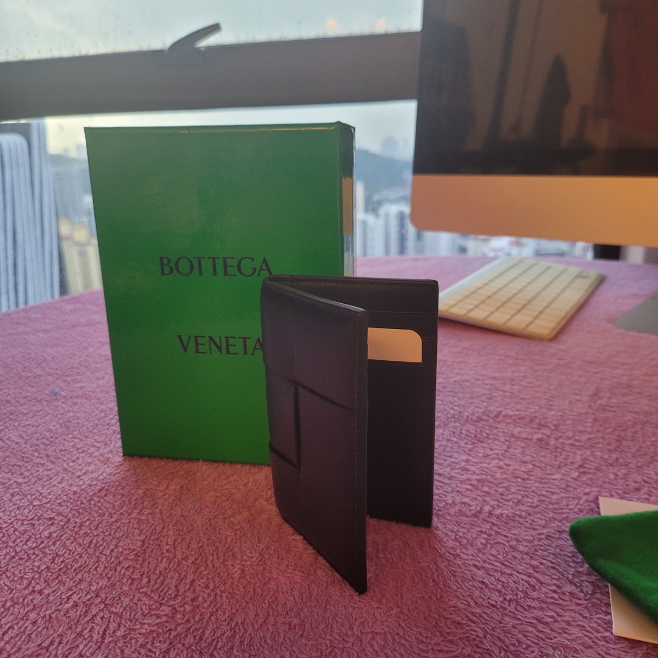 Bottega Veneta Flap Card Case Black 착용 스타일 - 2