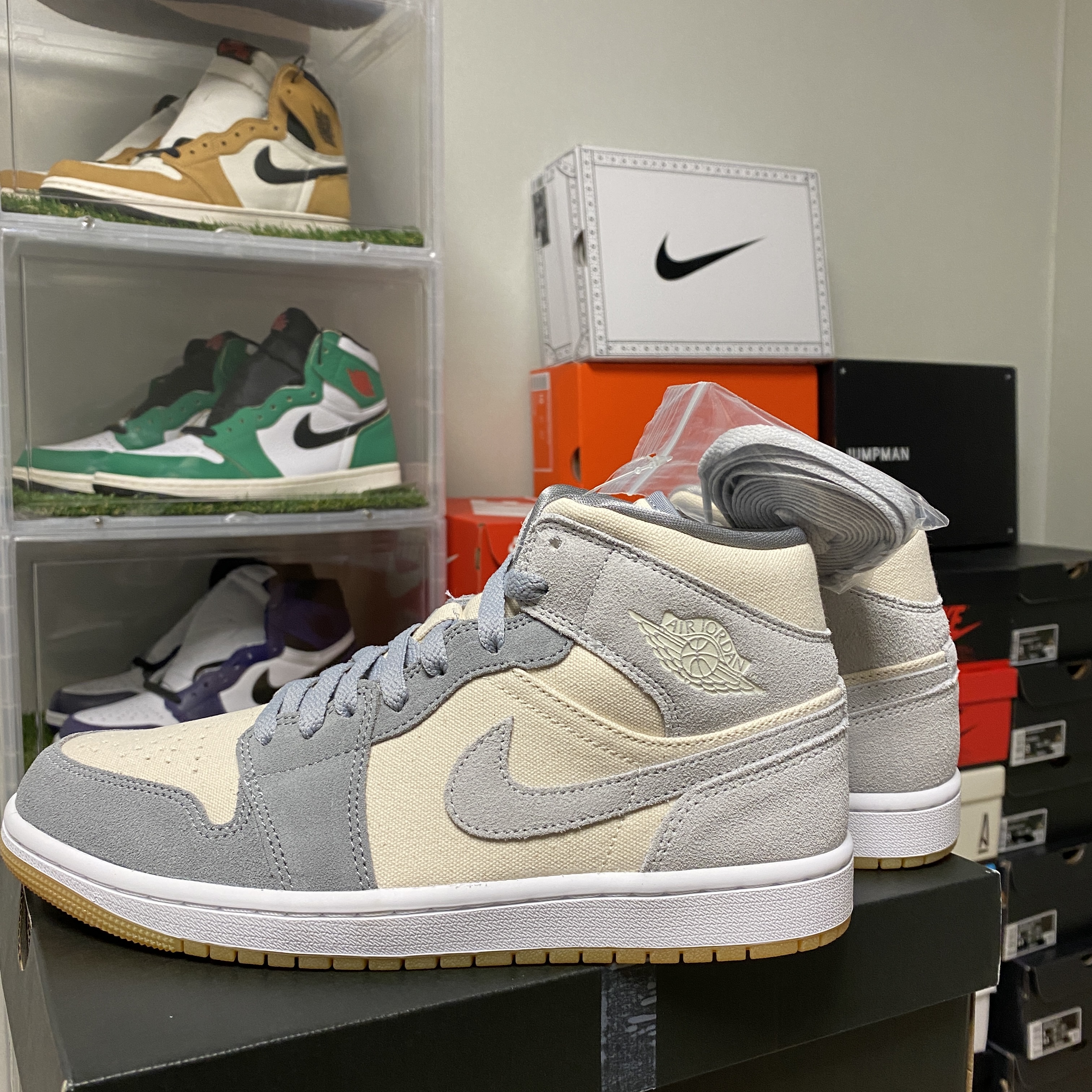 Jordan 1 Mid SE Coconut Milk Particle Grey 착용 스타일 - 1