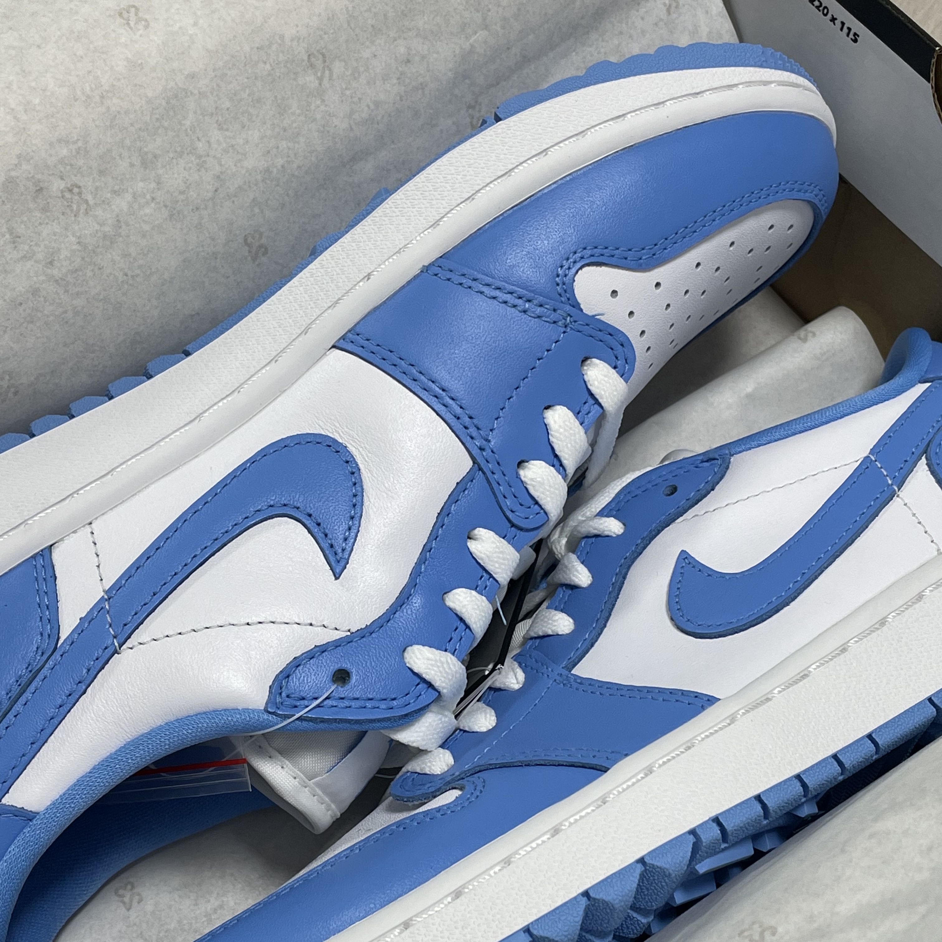 Jordan 1 Low Golf White and University Blue 착용 스타일