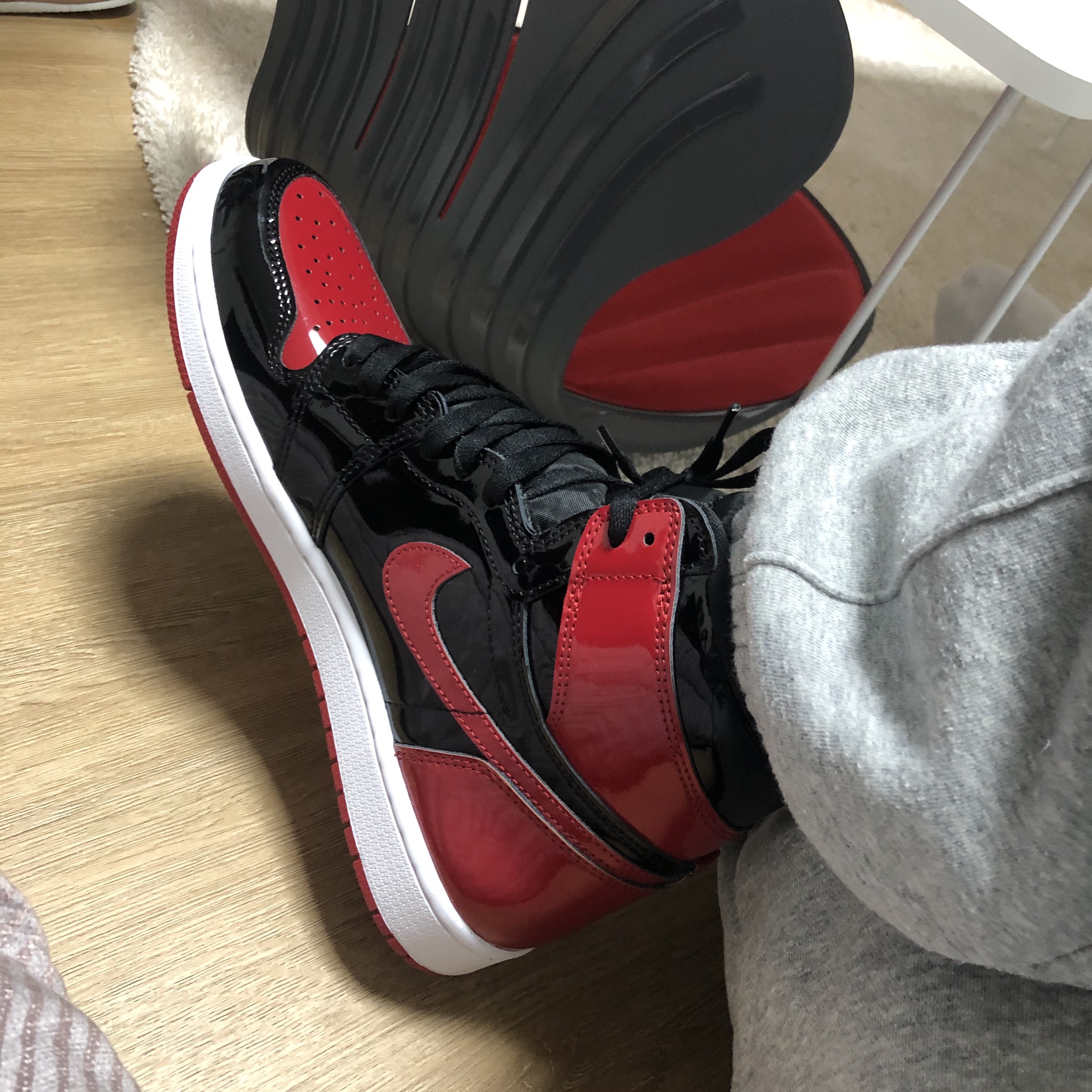 Jordan 1 Retro High OG Patent Bred 착용 스타일 - 1