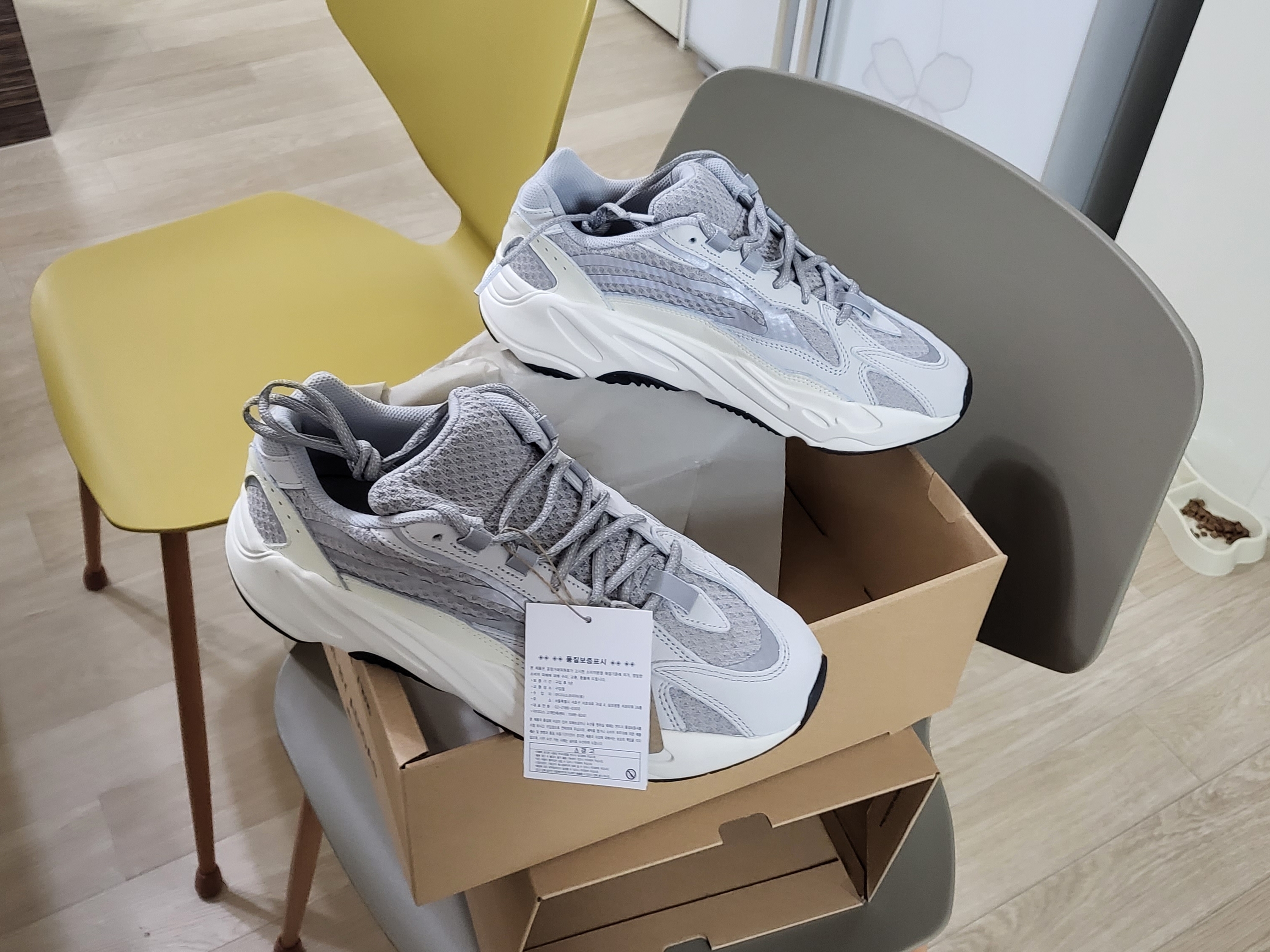 Adidas Yeezy Boost 700 V2 Static 2022 착용 스타일 - 1
