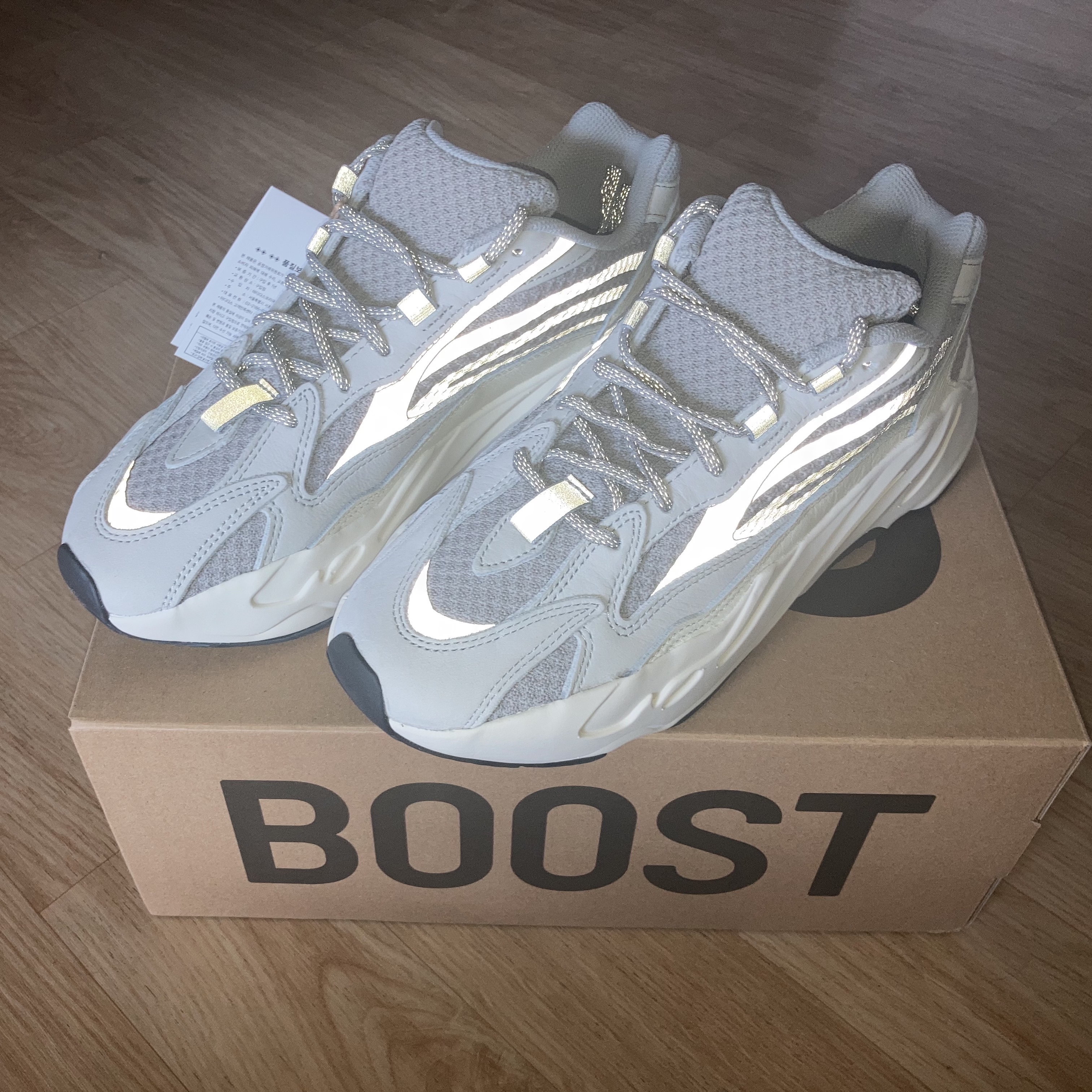 Adidas Yeezy Boost 700 V2 Static 2022 착용 스타일