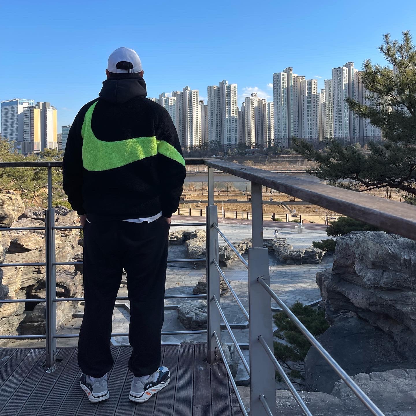 Jordan 1 Retro High OG Black Mocha, Adidas Yeezy Boost 700 Wave Runner Solid Grey 2017/2019 착용 스타일 - 2