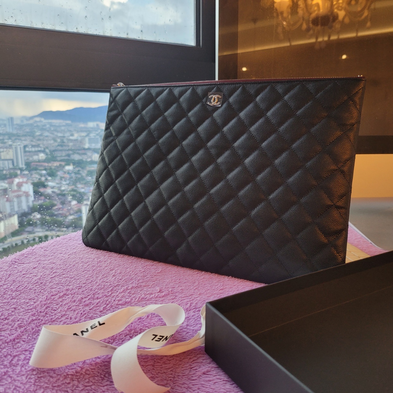 Chanel Large Classic Pouch Grained Calfskin & Silver Black 착용 스타일 - 5