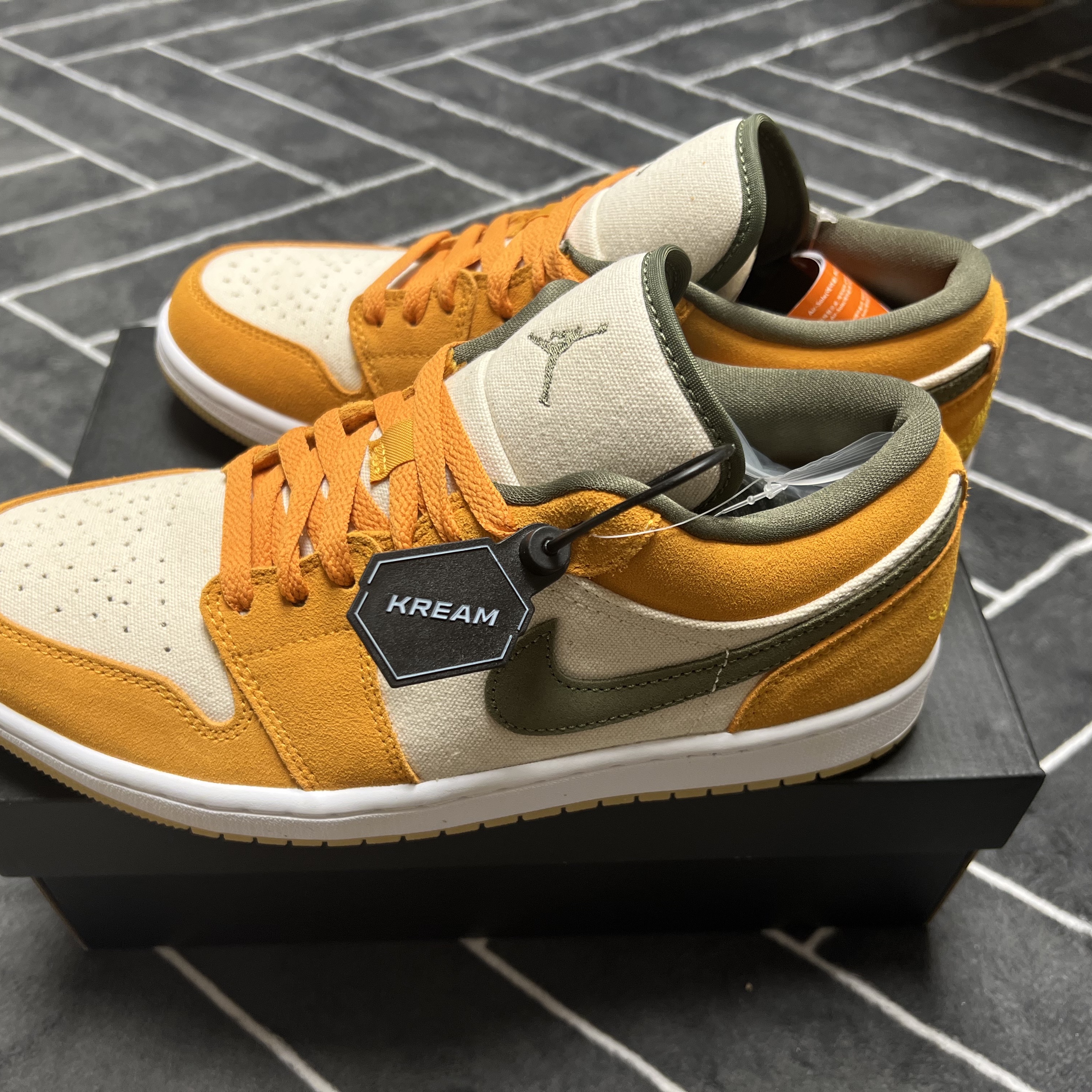 Jordan 1 Low SE Light Curry, Jordan 1 Low Bred Toe 착용 스타일 - 1