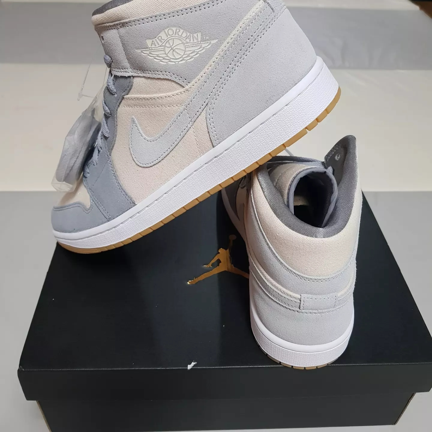 Jordan 1 Mid SE Coconut Milk Particle Grey 착용 스타일 - 2