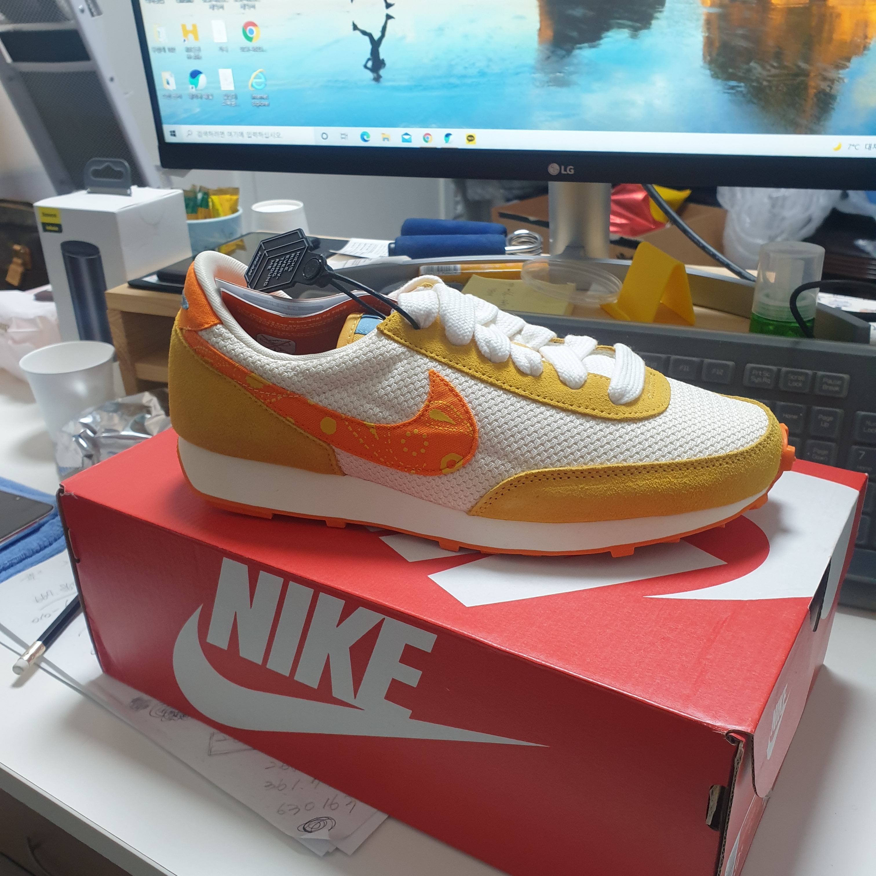 (W) Nike Daybreak Magma Orange 착용 스타일 - 1