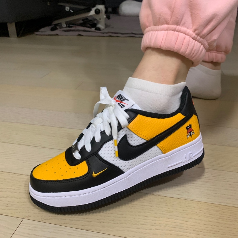 (GS) Nike Air Force 1 Low University Gold 착용 스타일