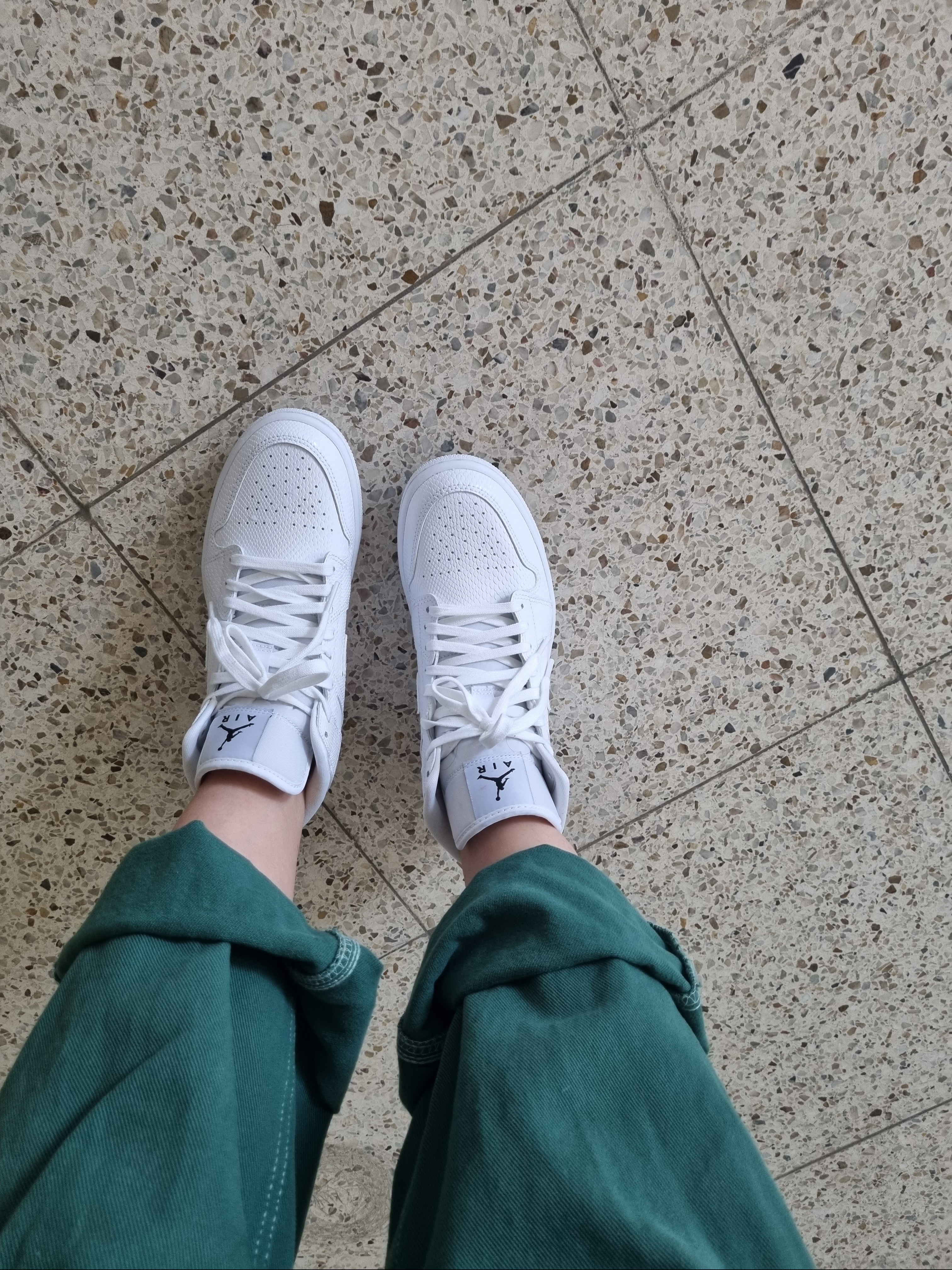 (W) Jordan 1 Mid White Snakeskin 착용 스타일