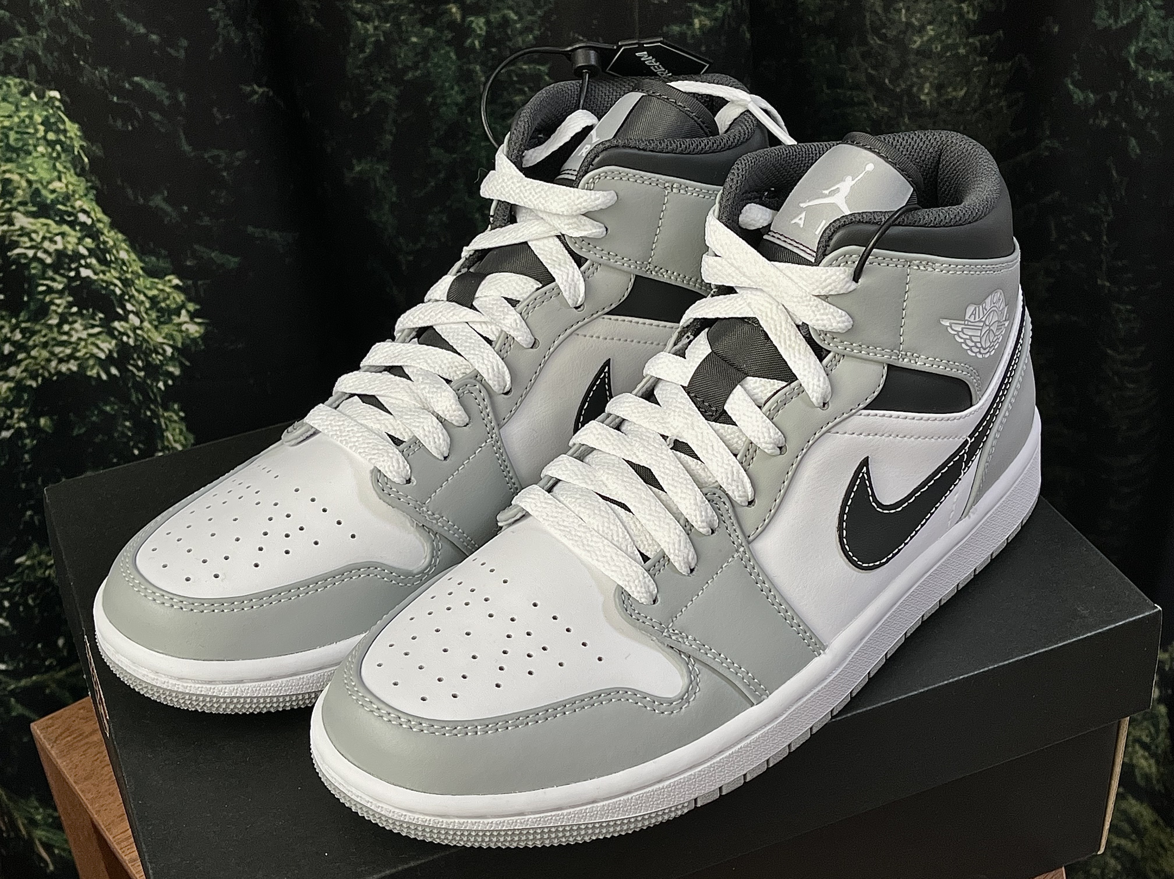 Jordan 1 Mid Light Smoke Grey Anthracite 착용 스타일 - 2
