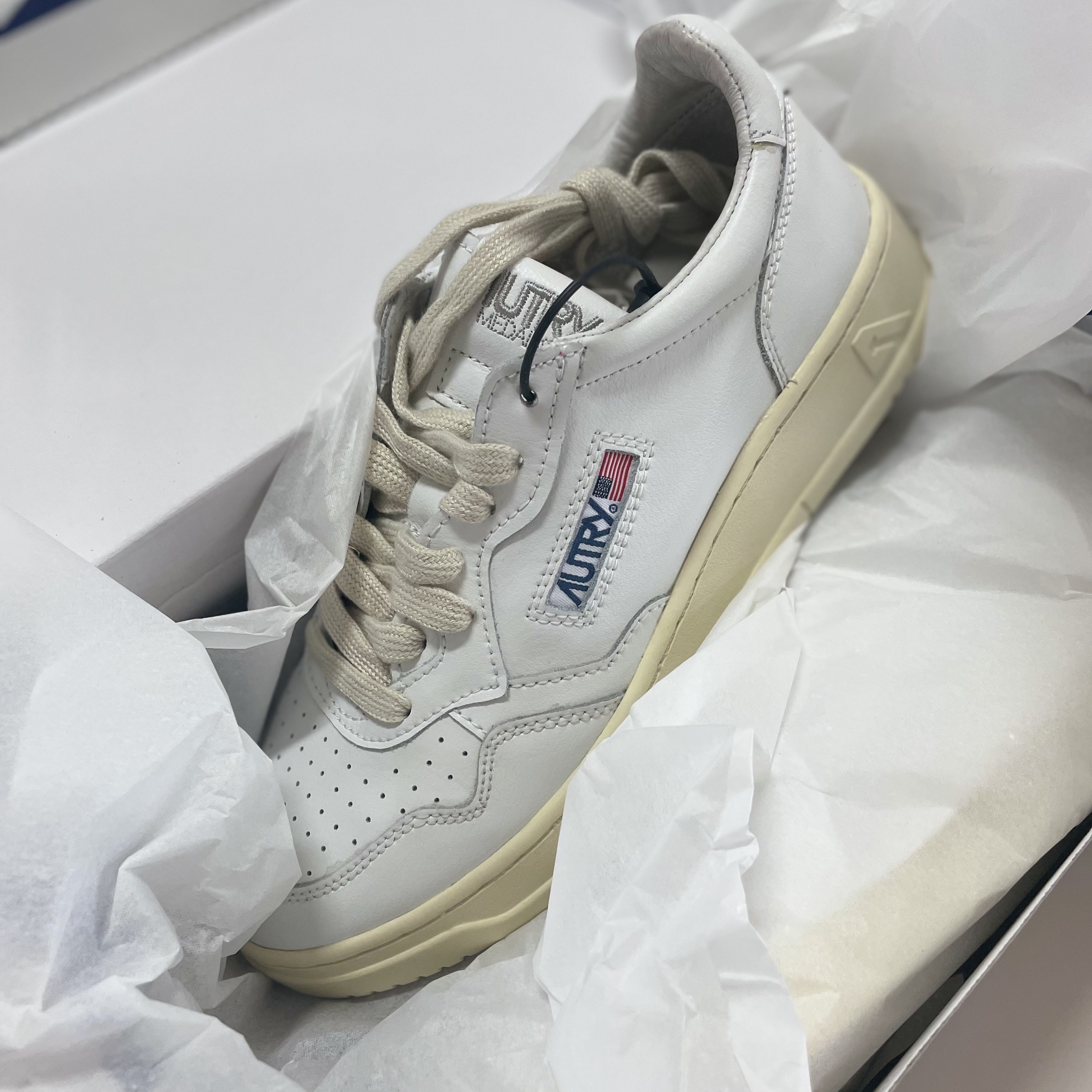 (W) Autry Medalist Low Leather Sneakers White 착용 스타일 - 2
