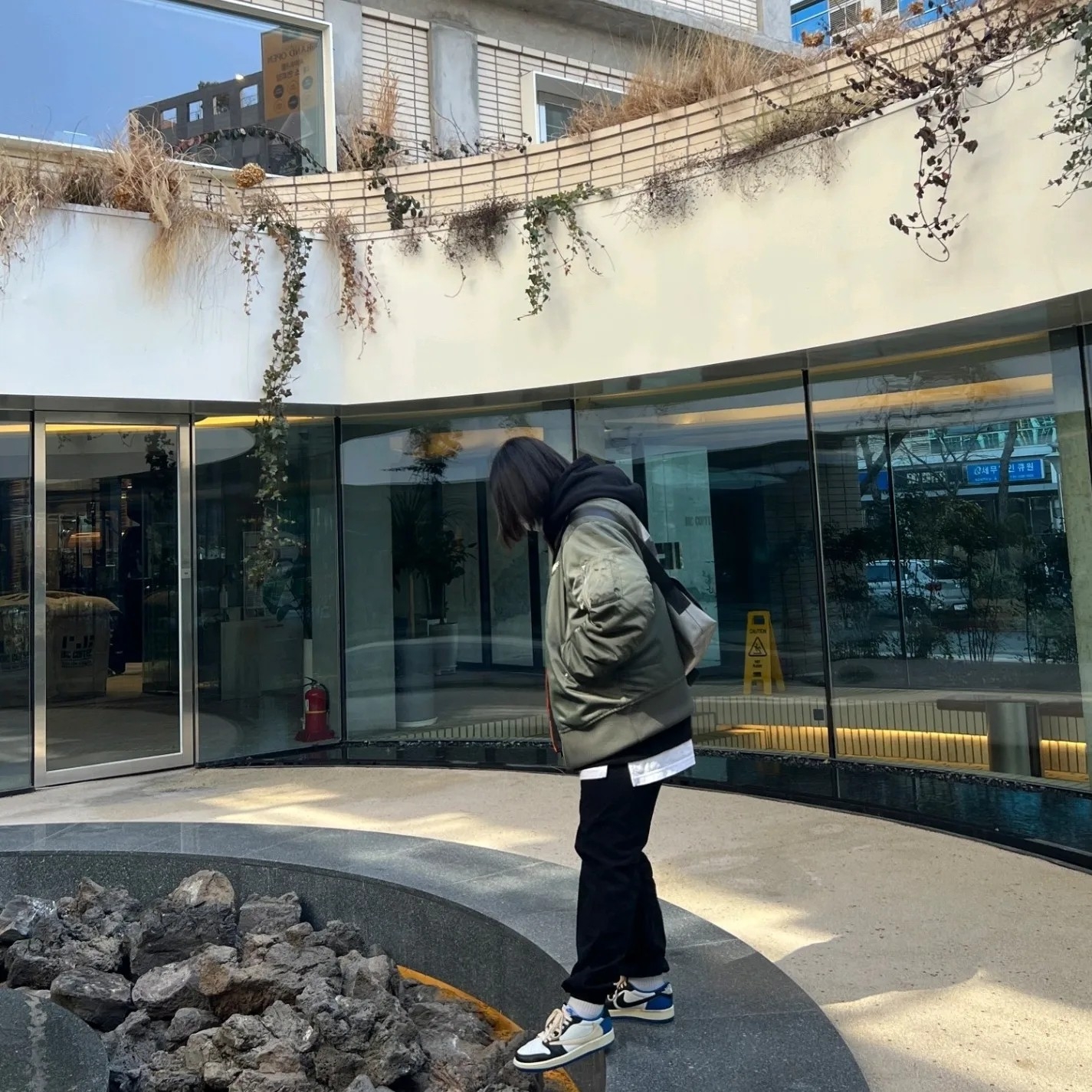 Stussy 8 Ball Hoodie Black - 21FW, Jordan 1 x Travis Scott x Fragment Retro Low OG SP Military Blue 착용 스타일 - 2